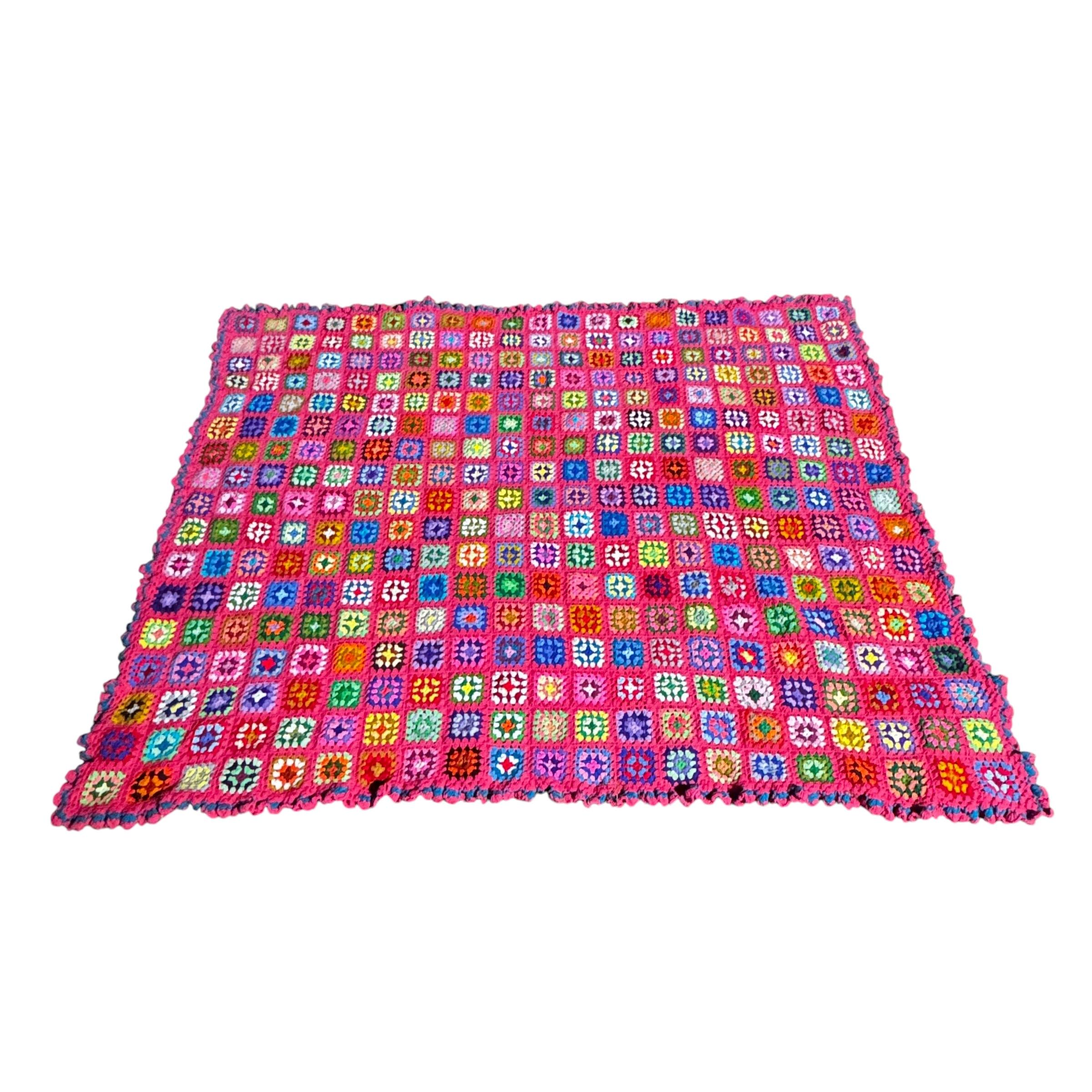 Es la manta más grande de este estilo y tamaño que he visto personalmente. Mide aproximadamente 107,5 pulgadas de ancho. No sólo es lo bastante grande como para caber en la típica cama king size, ¡sino que es lo bastante grande como para que toda la