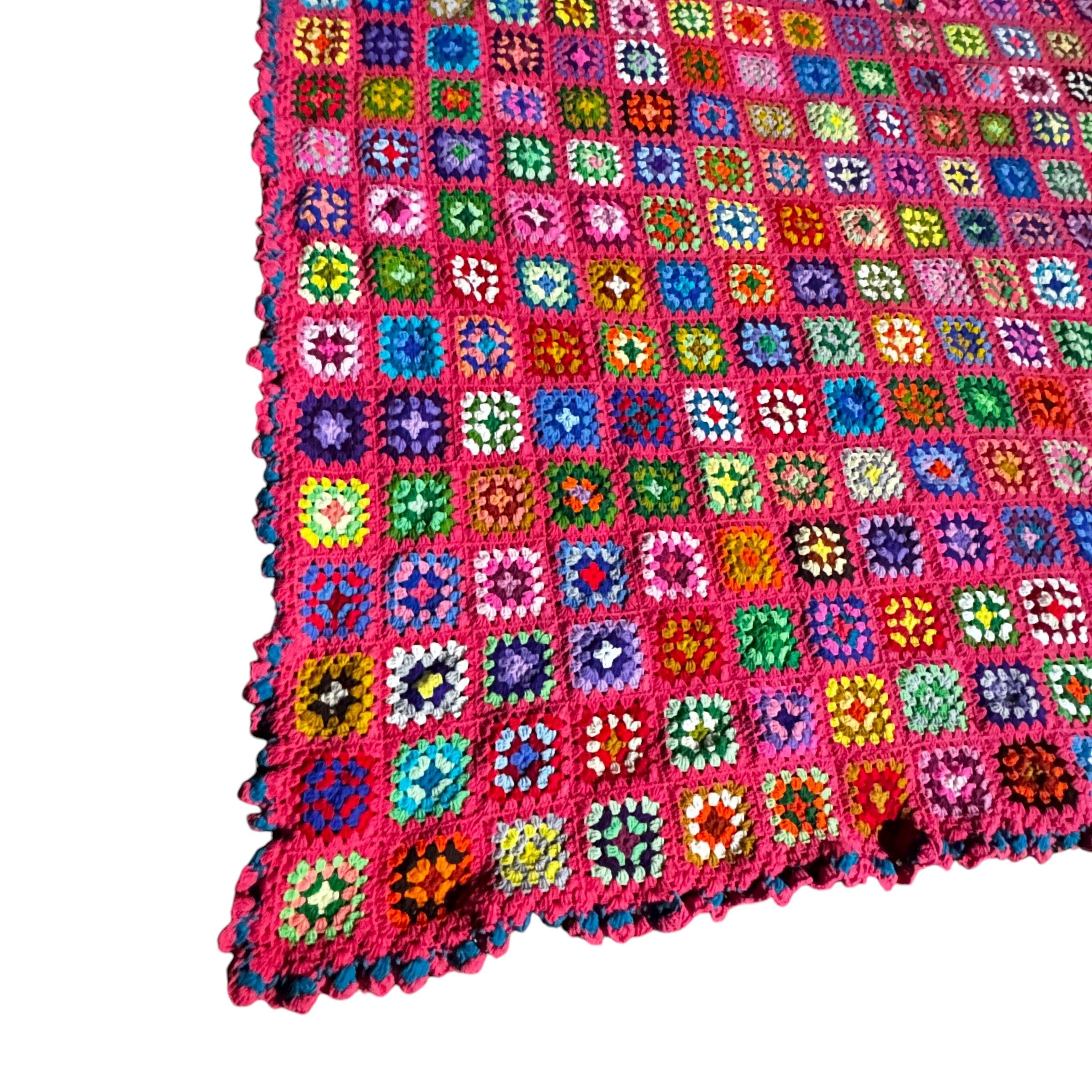 Manta de ganchillo de cuadrados de la abuela multicolor extragrande de mediados del siglo XX Arte popular en venta