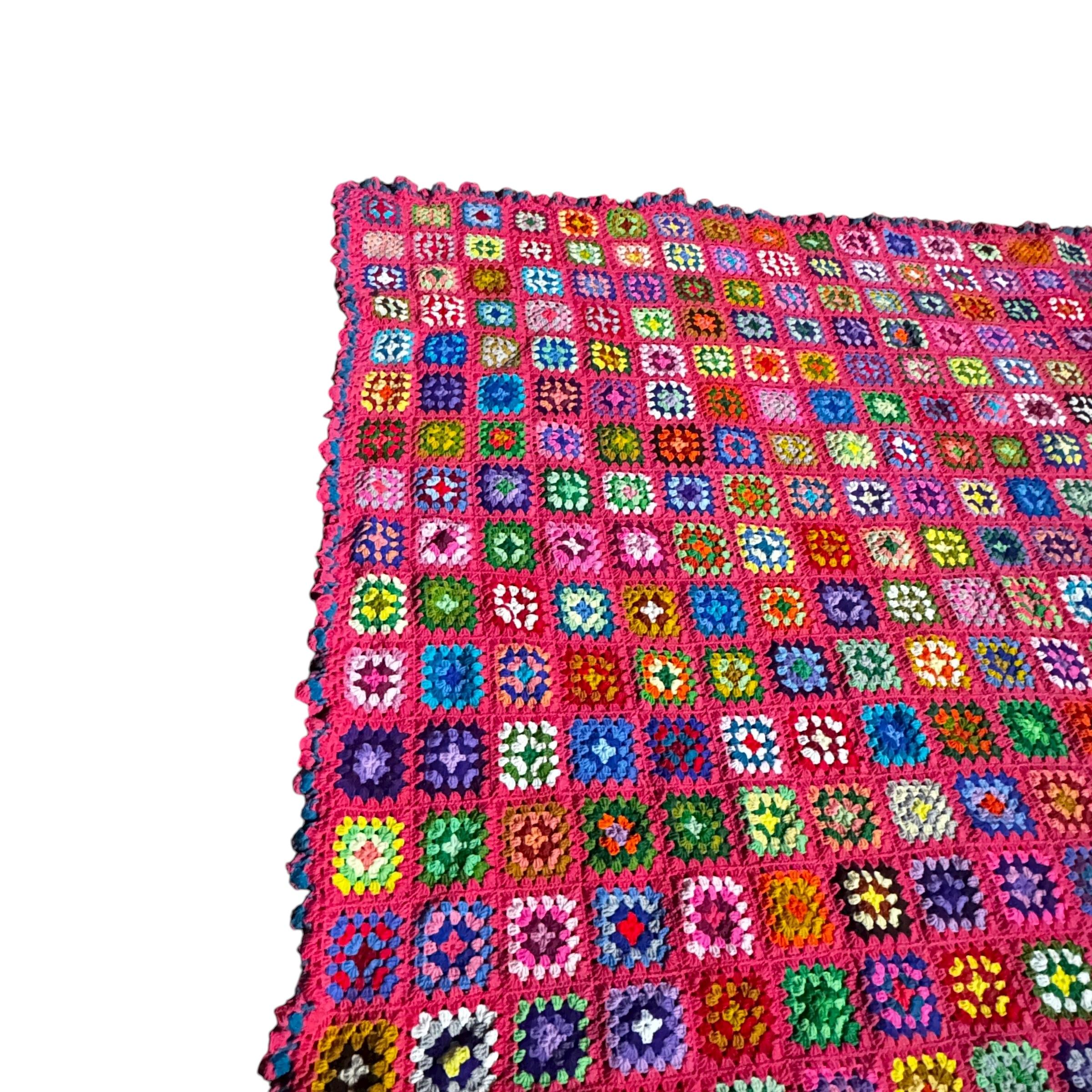 Manta de ganchillo de cuadrados de la abuela multicolor extragrande de mediados del siglo XX Estadounidense en venta