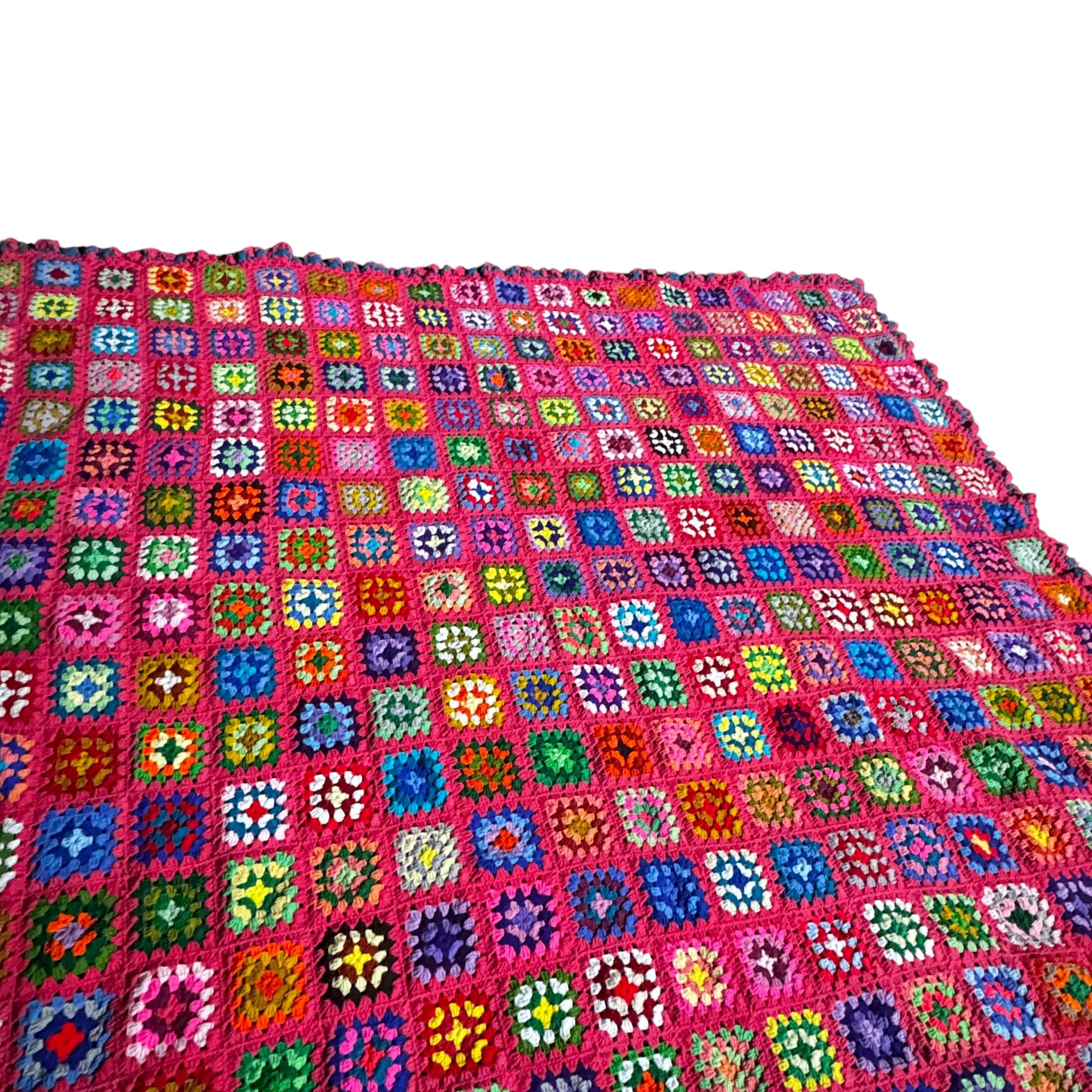 Manta de ganchillo de cuadrados de la abuela multicolor extragrande de mediados del siglo XX Hecho a mano en venta