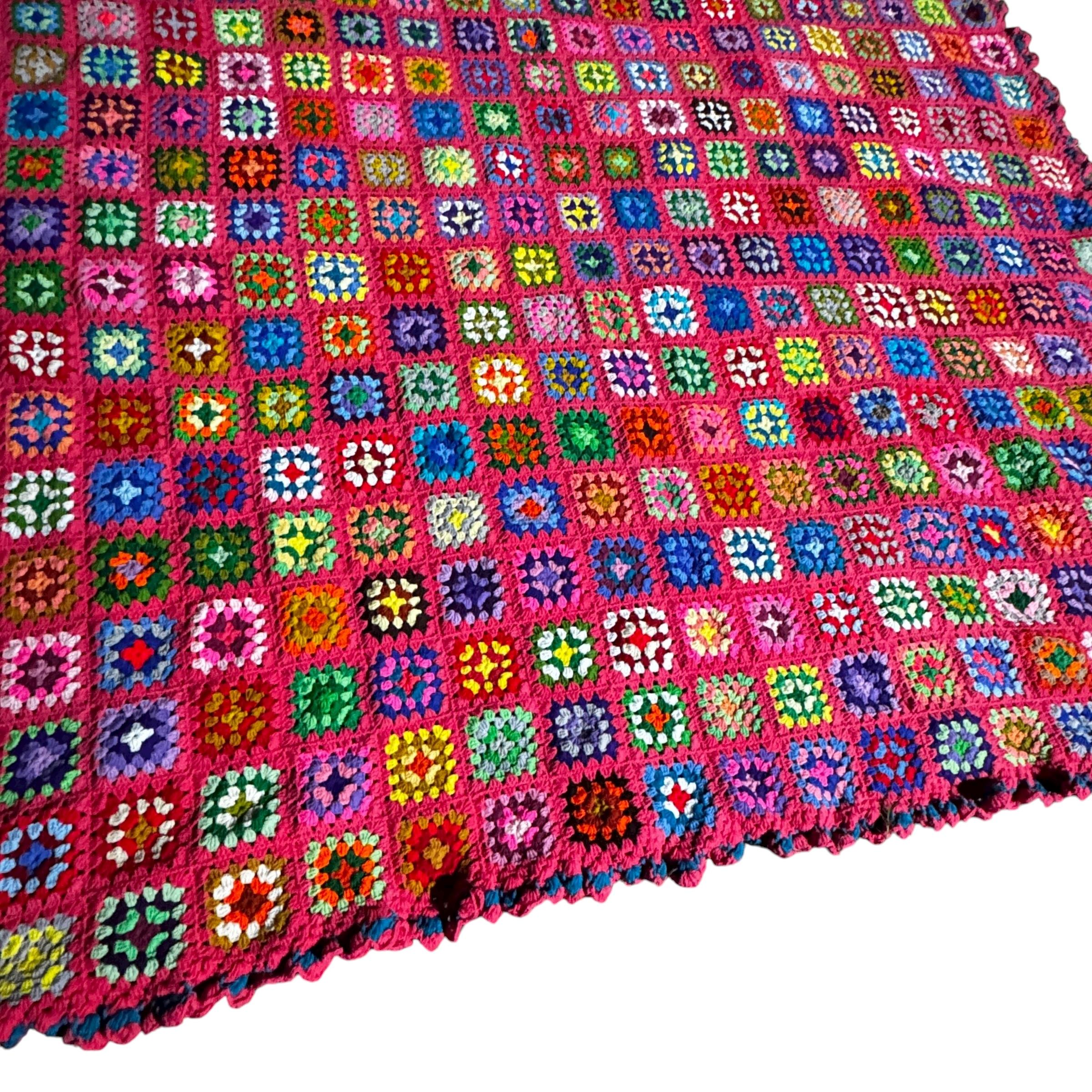 Manta de ganchillo de cuadrados de la abuela multicolor extragrande de mediados del siglo XX en Bueno estado para la venta en Cordova, SC