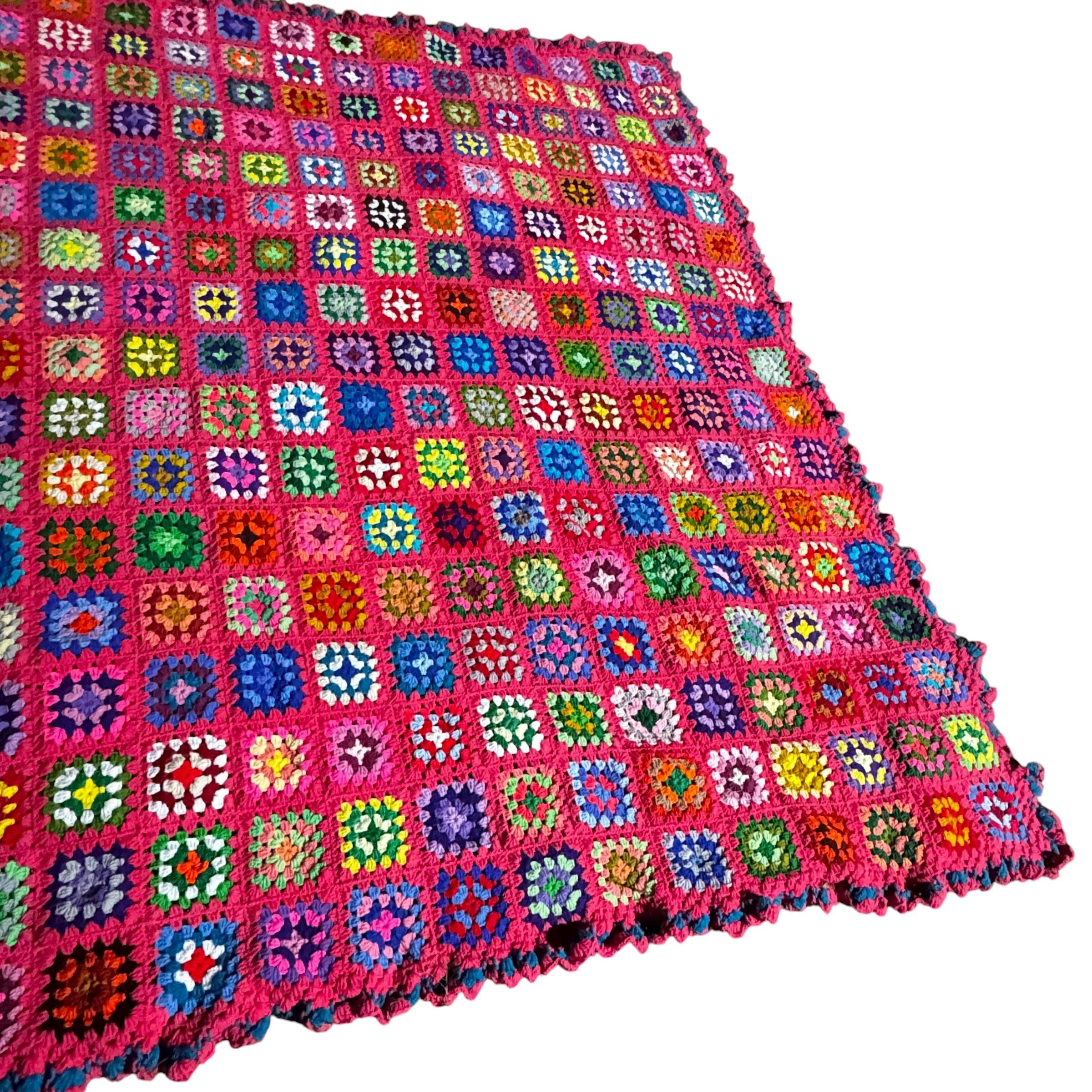 Manta de ganchillo de cuadrados de la abuela multicolor extragrande de mediados del siglo XX Hilo en venta