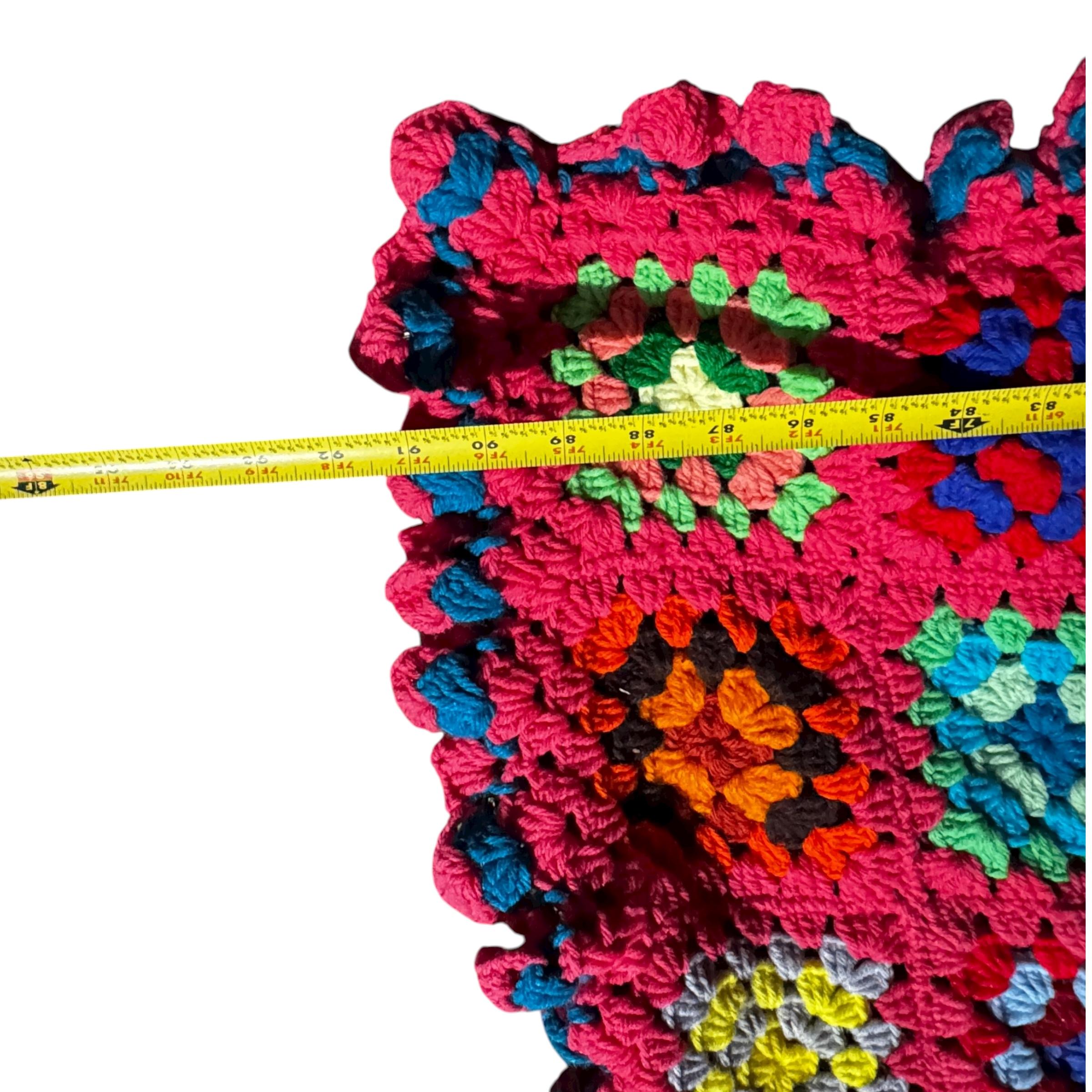 Manta de ganchillo de cuadrados de la abuela multicolor extragrande de mediados del siglo XX en venta 1