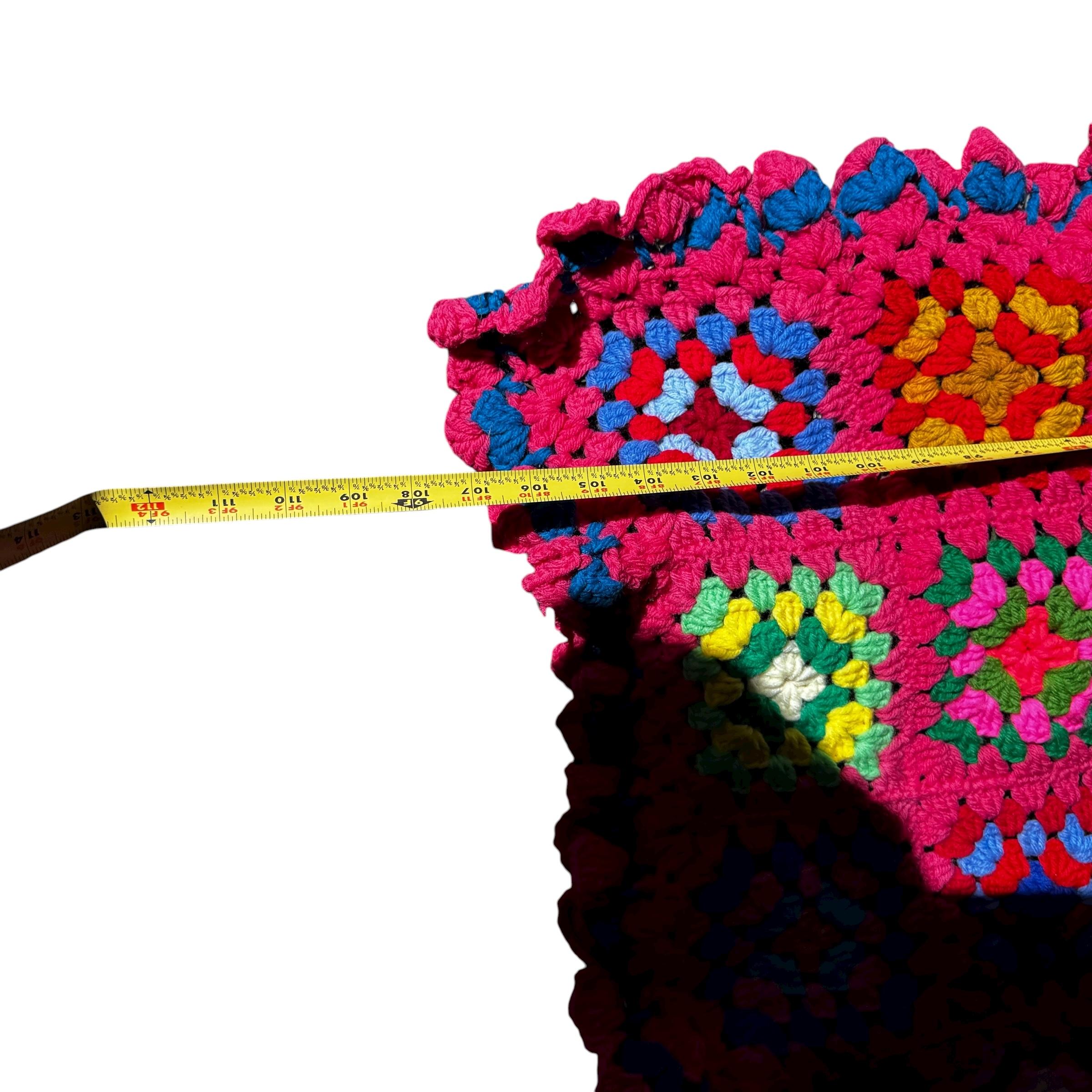 Manta de ganchillo de cuadrados de la abuela multicolor extragrande de mediados del siglo XX en venta 2