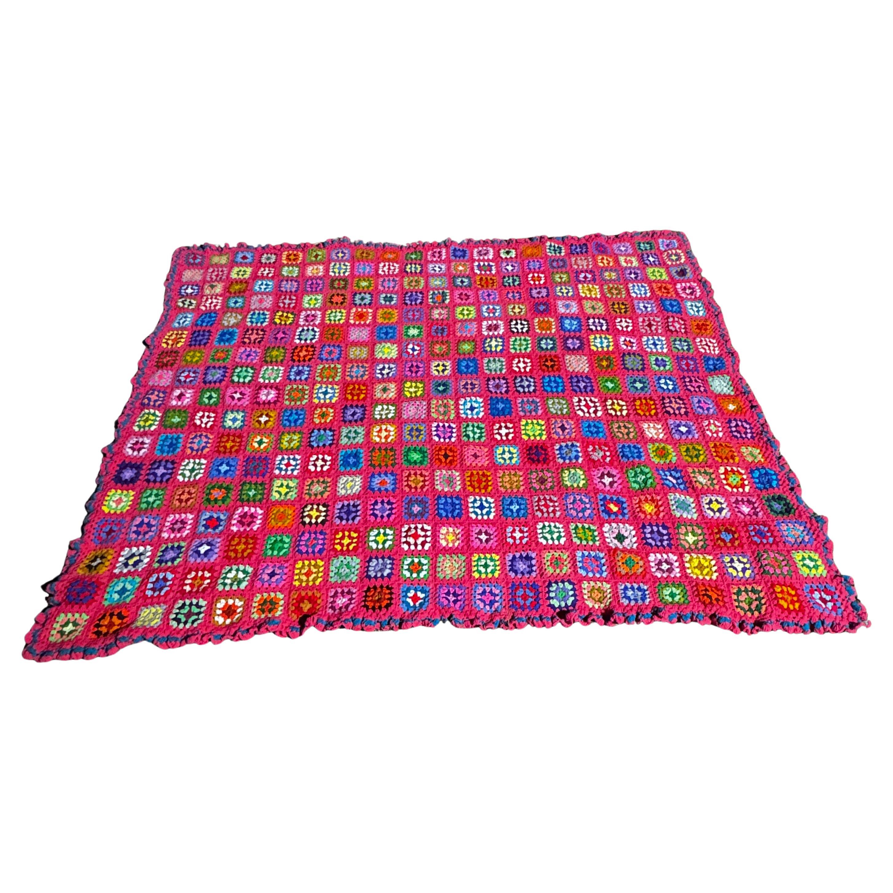 Manta de ganchillo de cuadrados de la abuela multicolor extragrande de mediados del siglo XX en venta