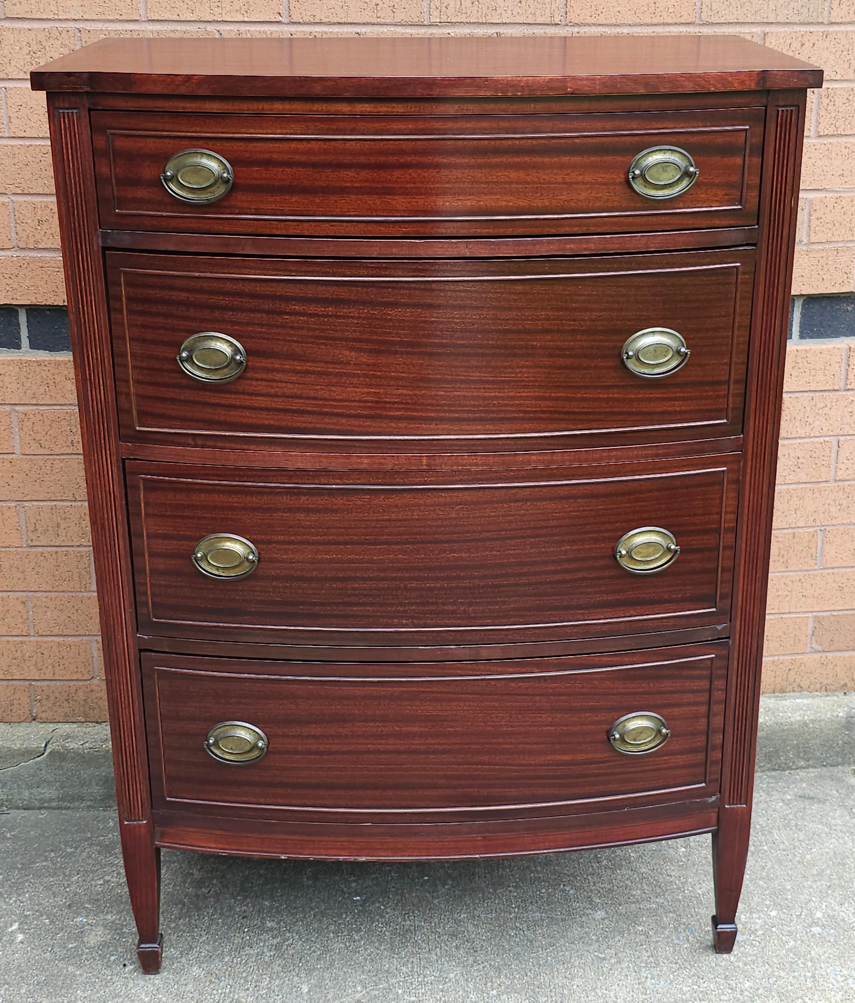 Cassettone in mogano in stile Hepplewhite della metà del XX secolo. Recentemente revisionato e in ottime condizioni vintage.
Misura 34,25