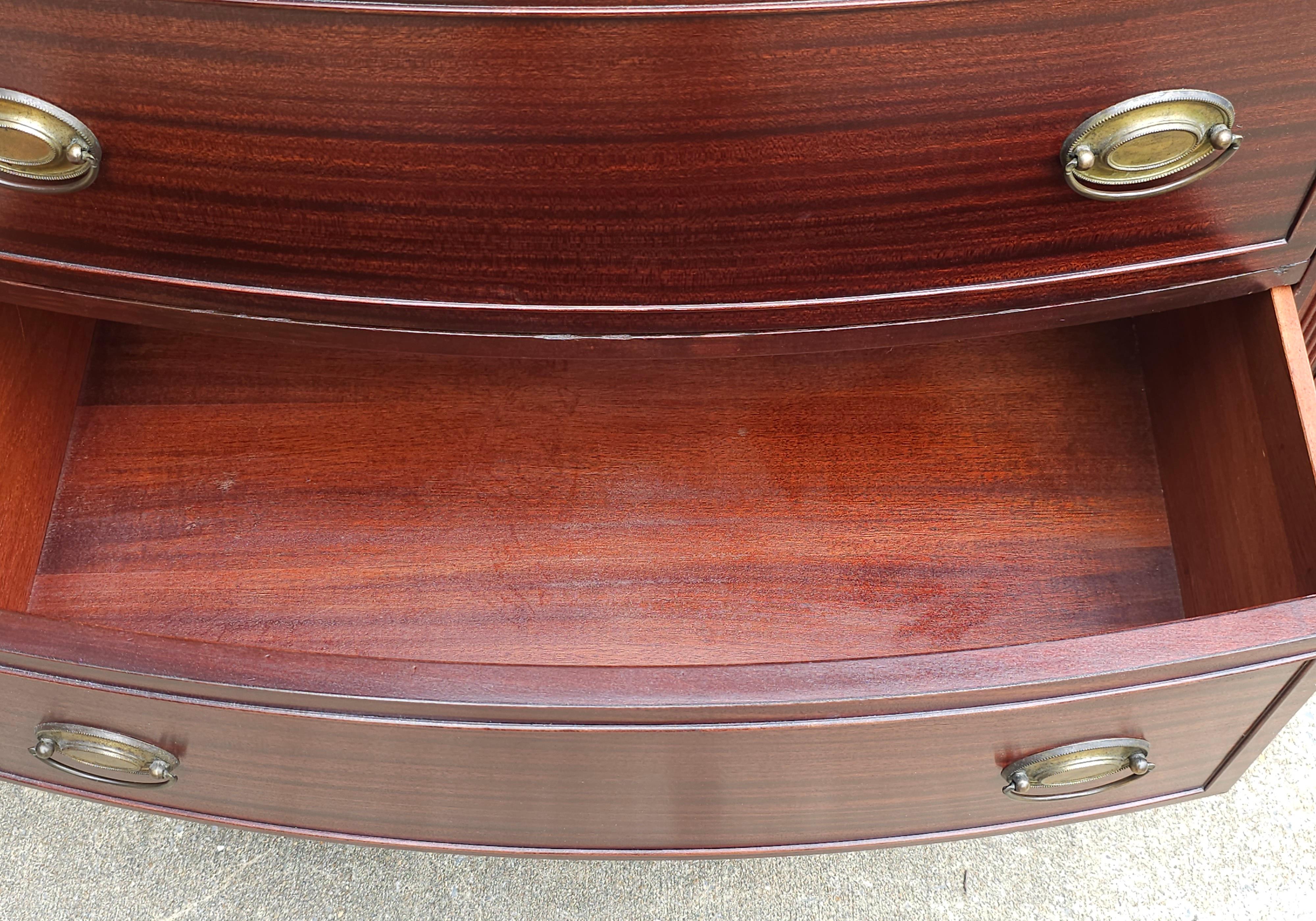 Mid 20th Century Federal Hepplewhite Style Mahogany Chest of Drawers In Good Condition For Sale In Germantown, MD