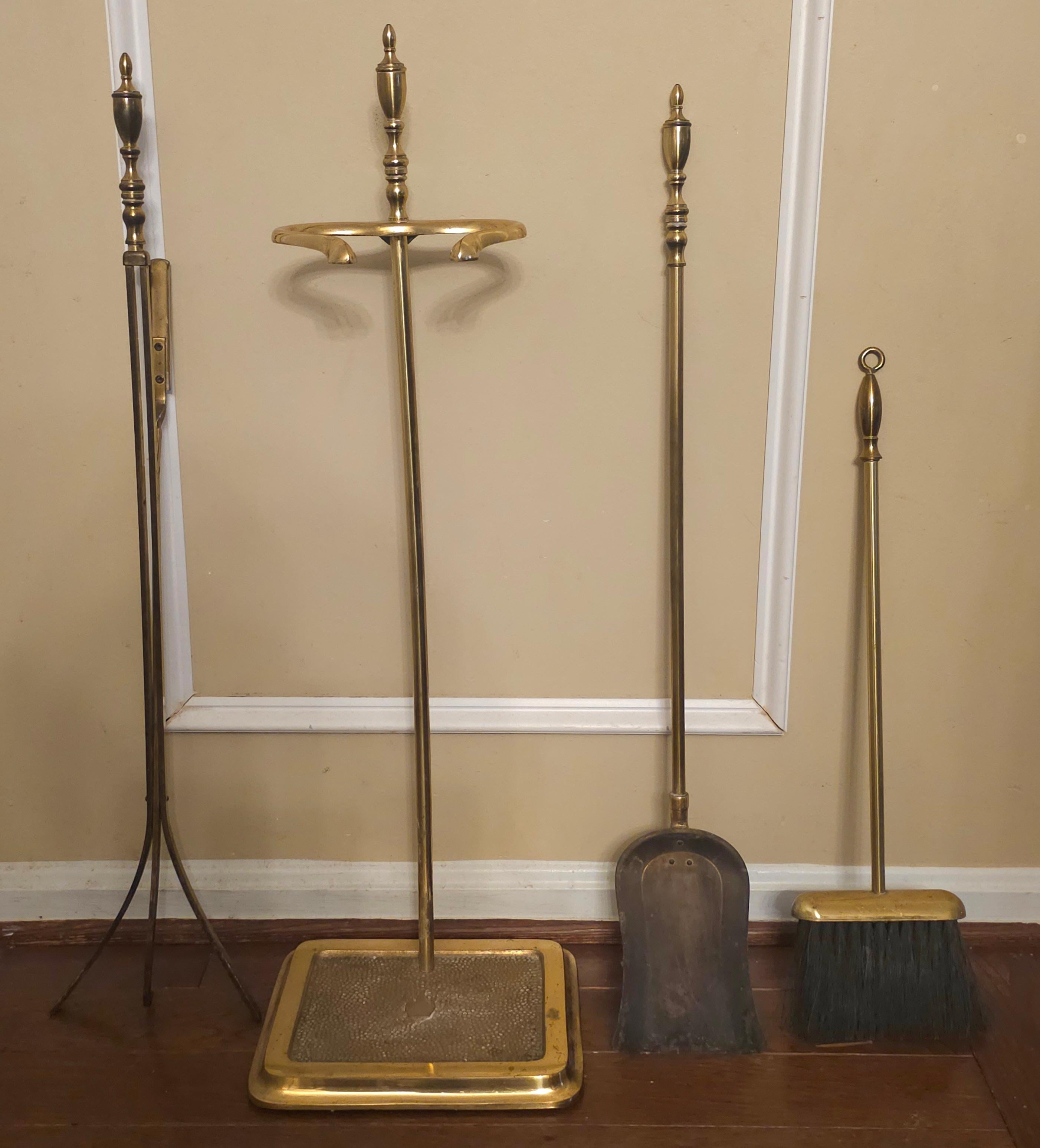 Americano Set di strumenti per caminetto in ottone in stile Feder della metà del XX secolo in vendita