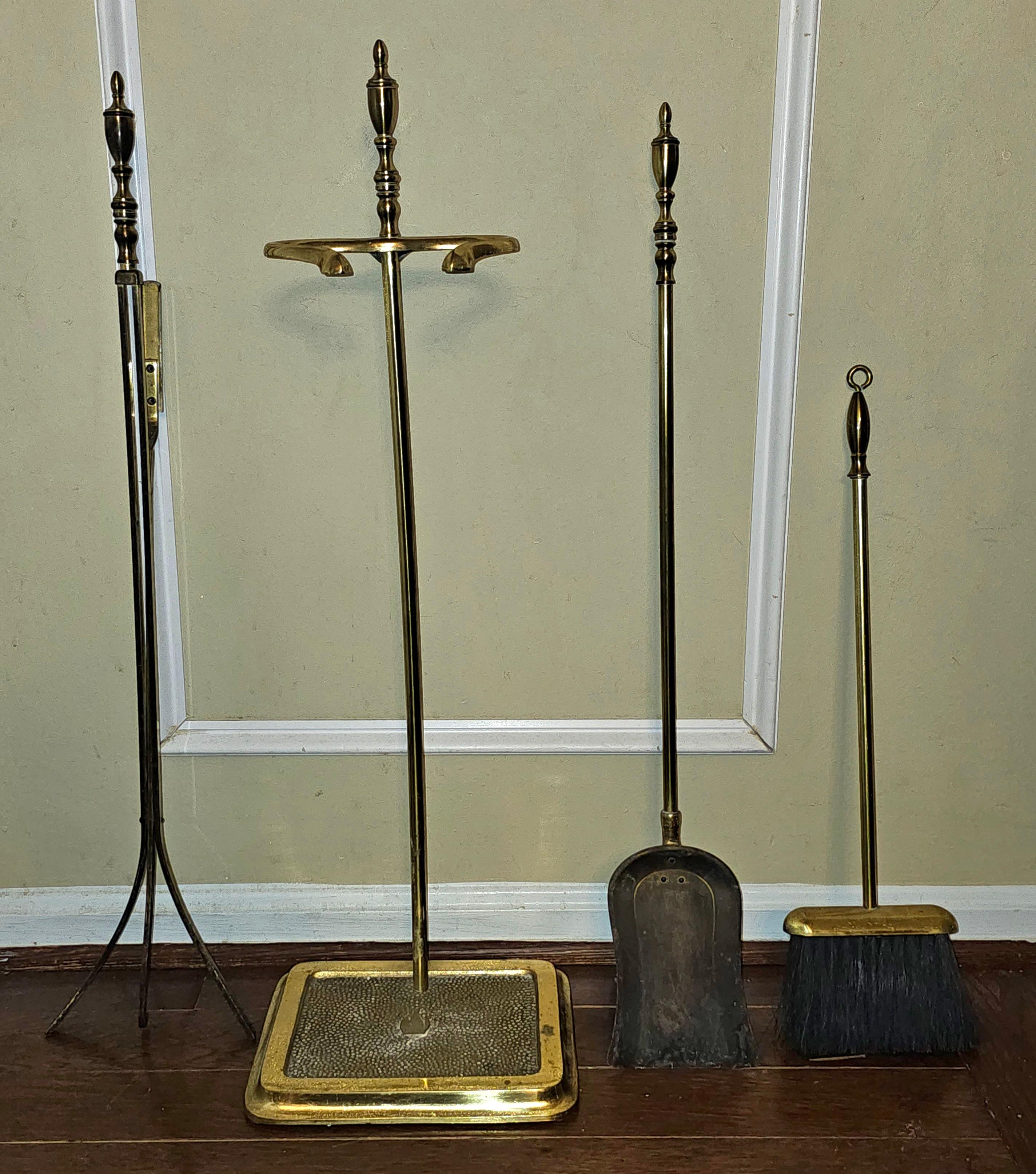 Oggetti in metallo Set di strumenti per caminetto in ottone in stile Feder della metà del XX secolo in vendita