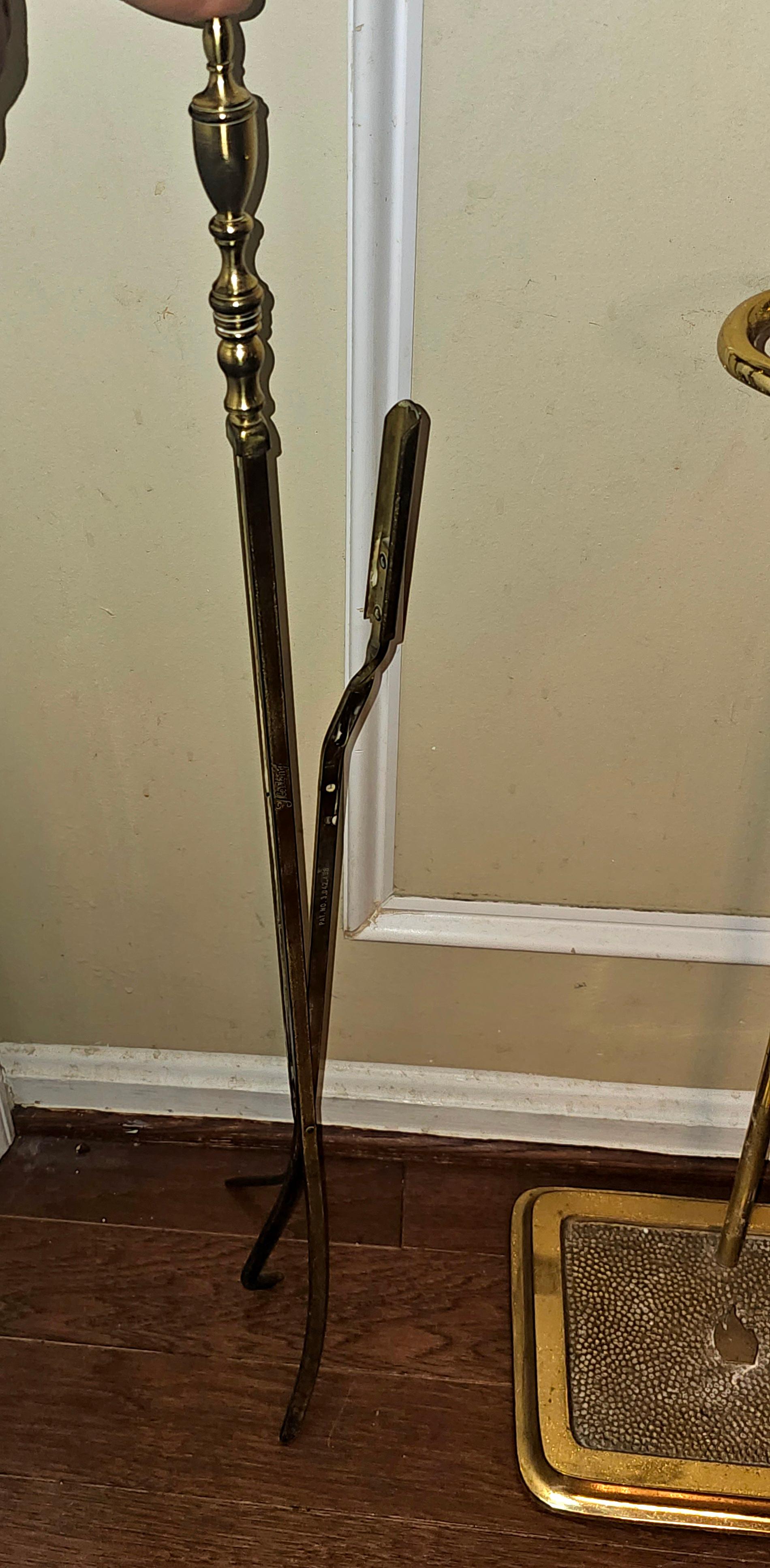 Set di strumenti per caminetto in ottone in stile Feder della metà del XX secolo In condizioni buone in vendita a Germantown, MD