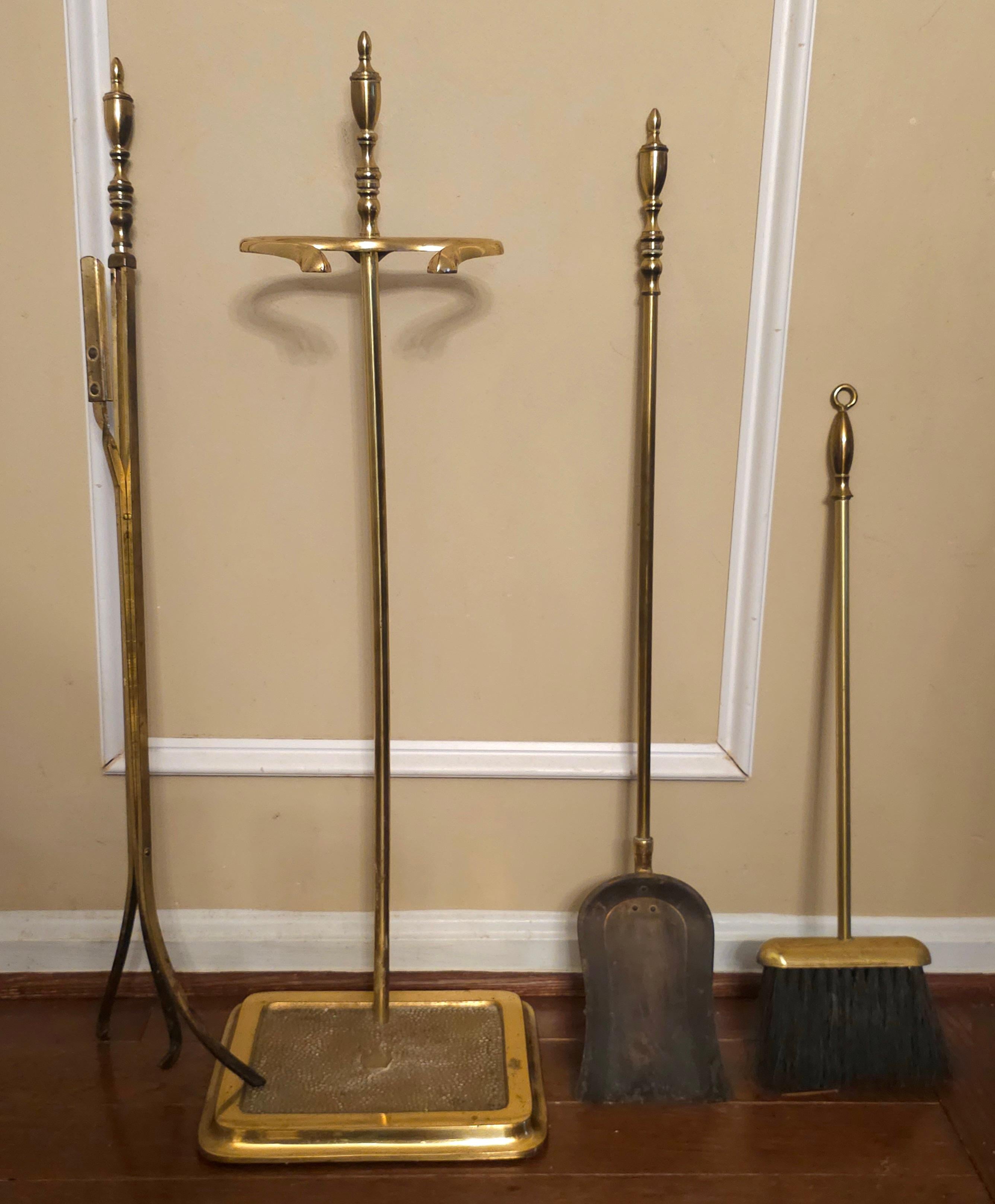Set di strumenti per caminetto in ottone in stile Feder della metà del XX secolo in vendita 1