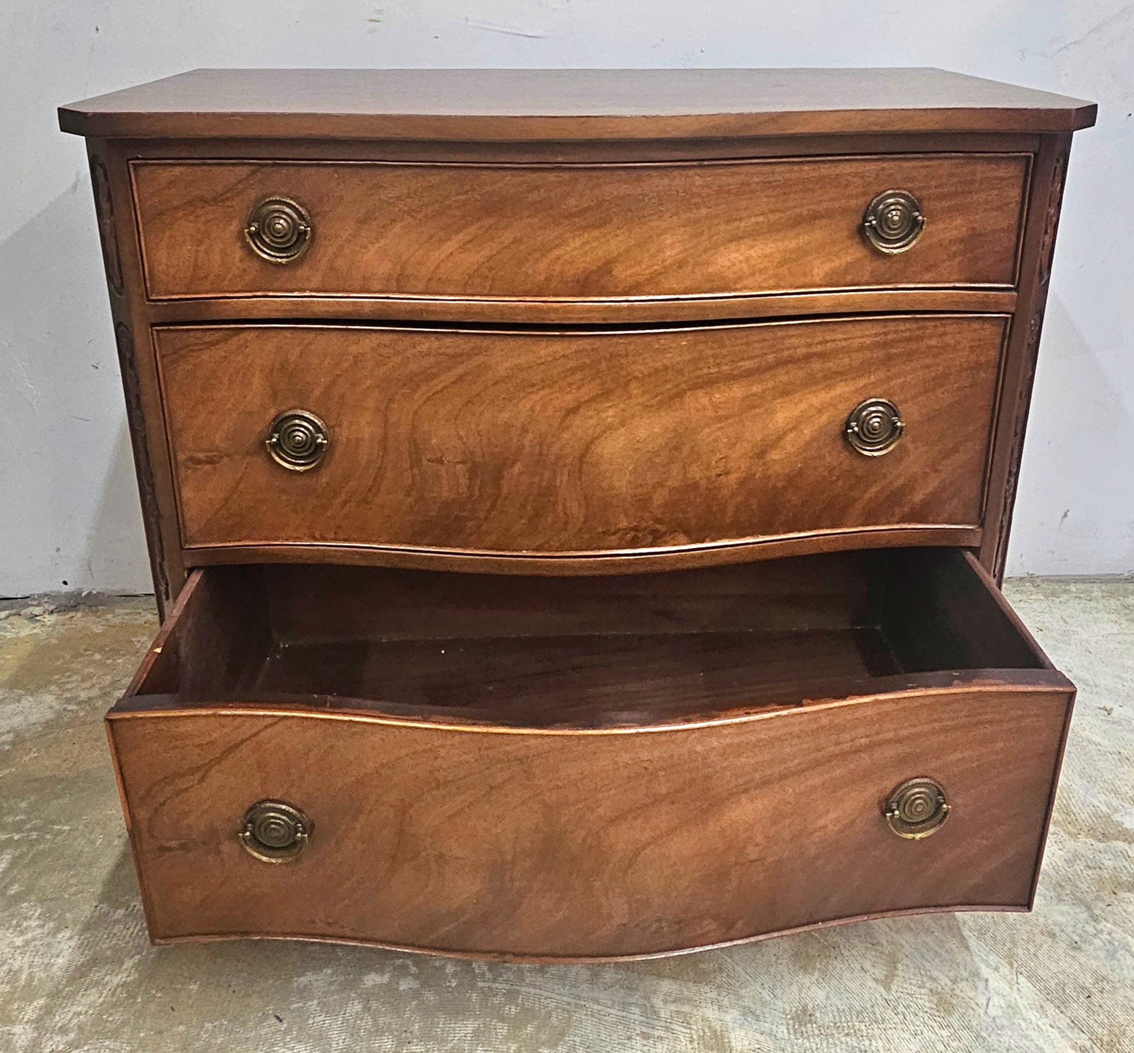 Ottone Cassettiera per scapoli in stile Feder della metà del XX secolo, in mogano, con fronte ad arco in vendita
