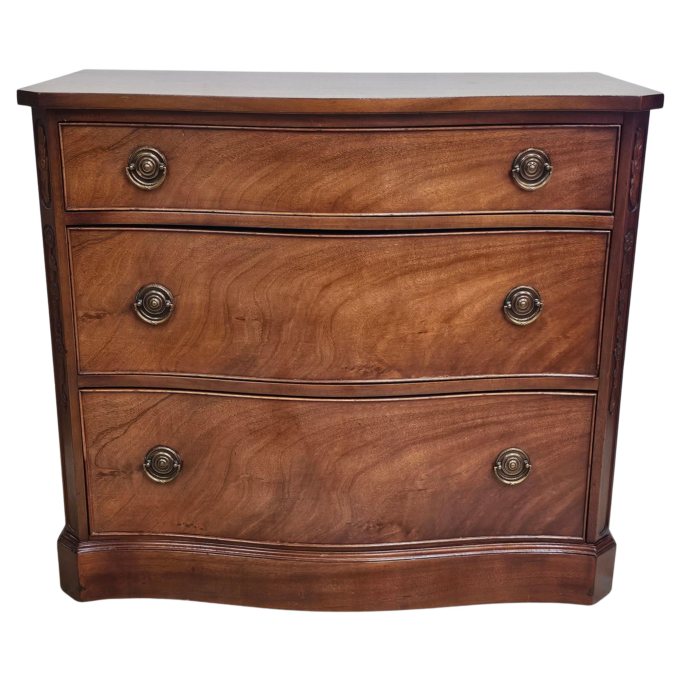 Commode de style Feder du milieu du 20e siècle en acajou avec façade en arc de cercle