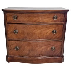 Commode de style Feder du milieu du 20e siècle en acajou avec façade en arc de cercle