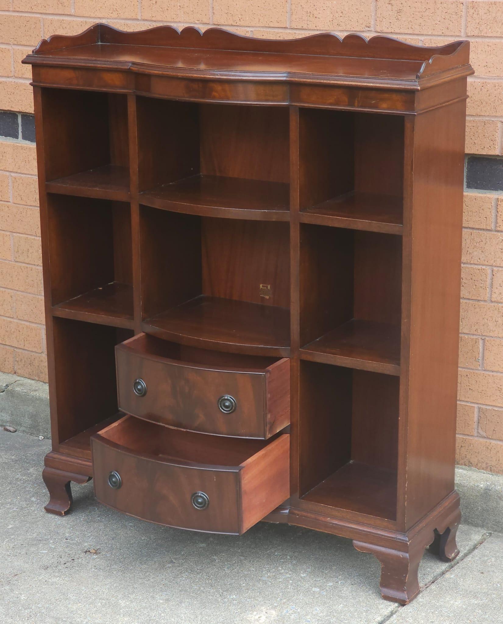 Mid 20th Century Federal Style Mahogany Display Cabinet For Sale 5