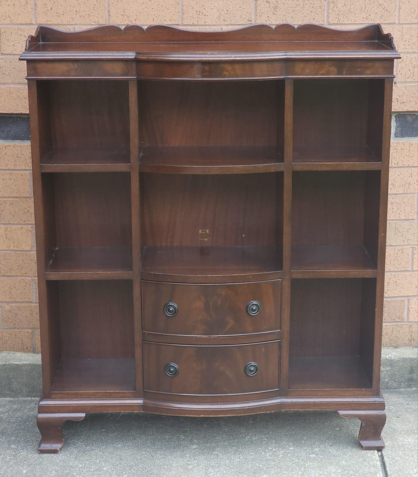 Mid 20th Century Federal Style Mahogany Display Cabinet measuring 35.5