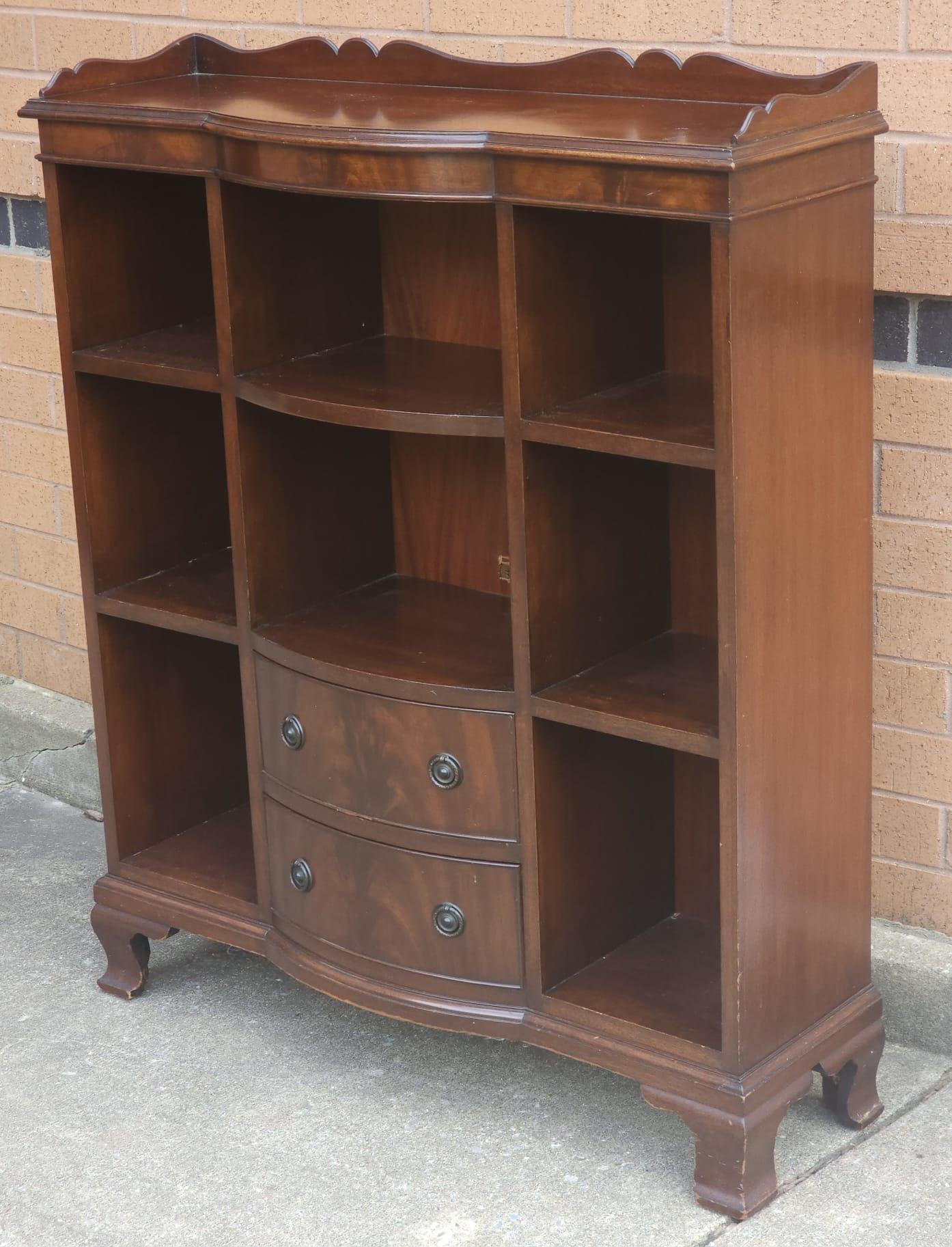 Mid 20th Century Federal Style Mahogany Display Cabinet In Good Condition For Sale In Germantown, MD