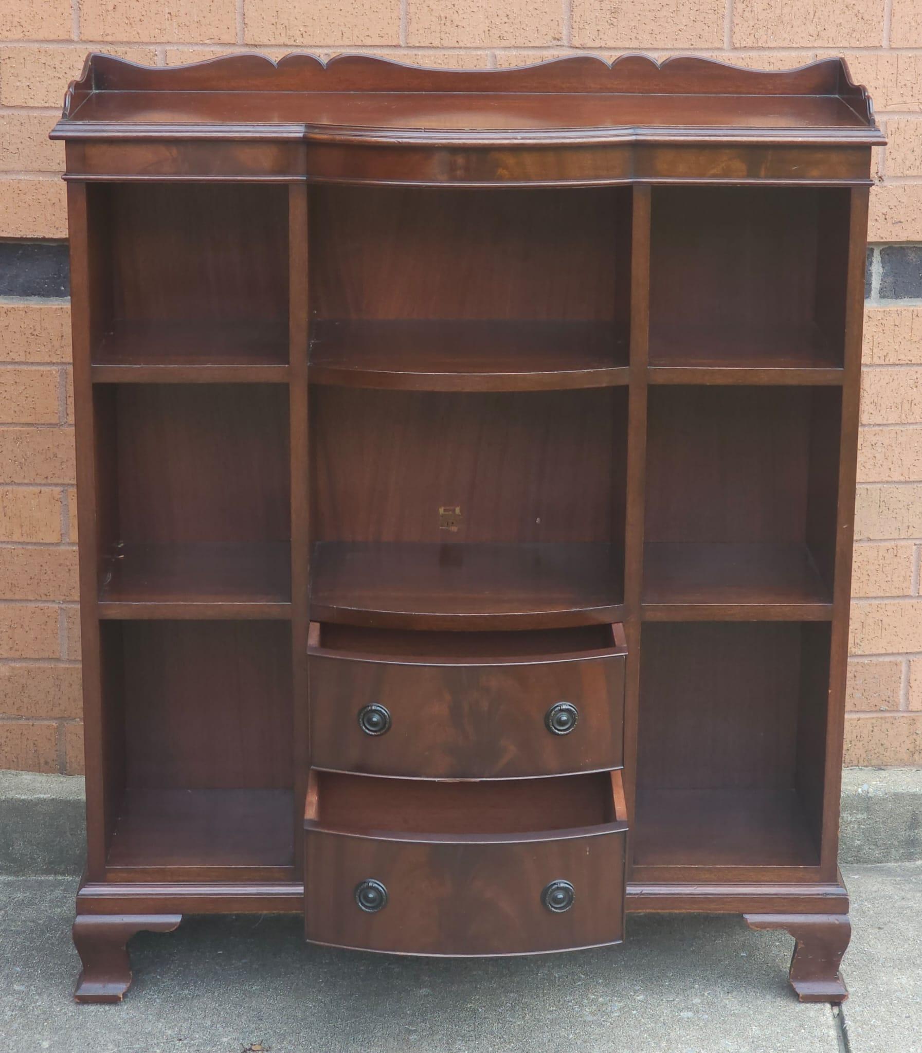 Mid 20th Century Federal Style Mahogany Display Cabinet For Sale 1
