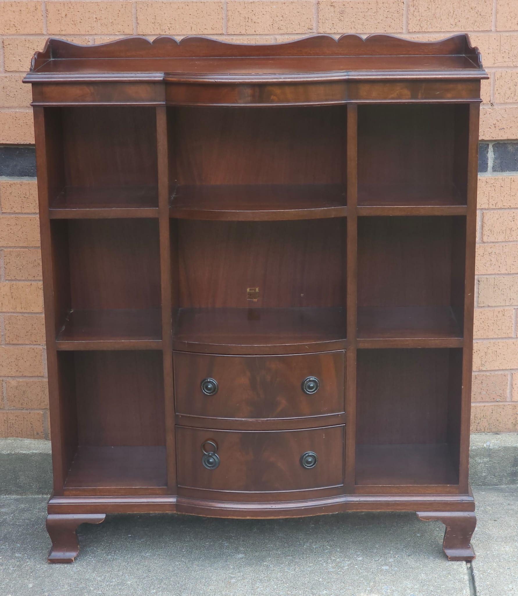 Mid 20th Century Federal Style Mahogany Display Cabinet For Sale 2