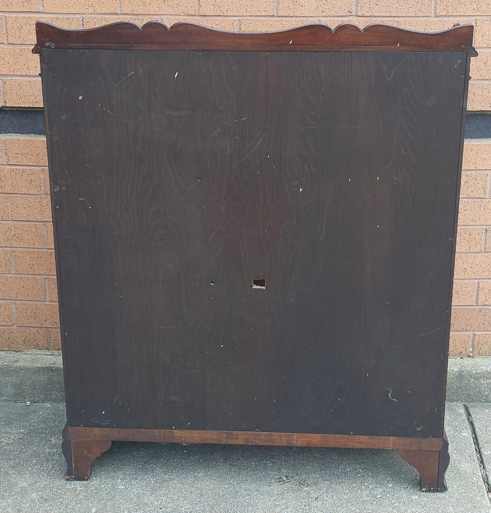 Mid 20th Century Federal Style Mahogany Display Cabinet For Sale 4