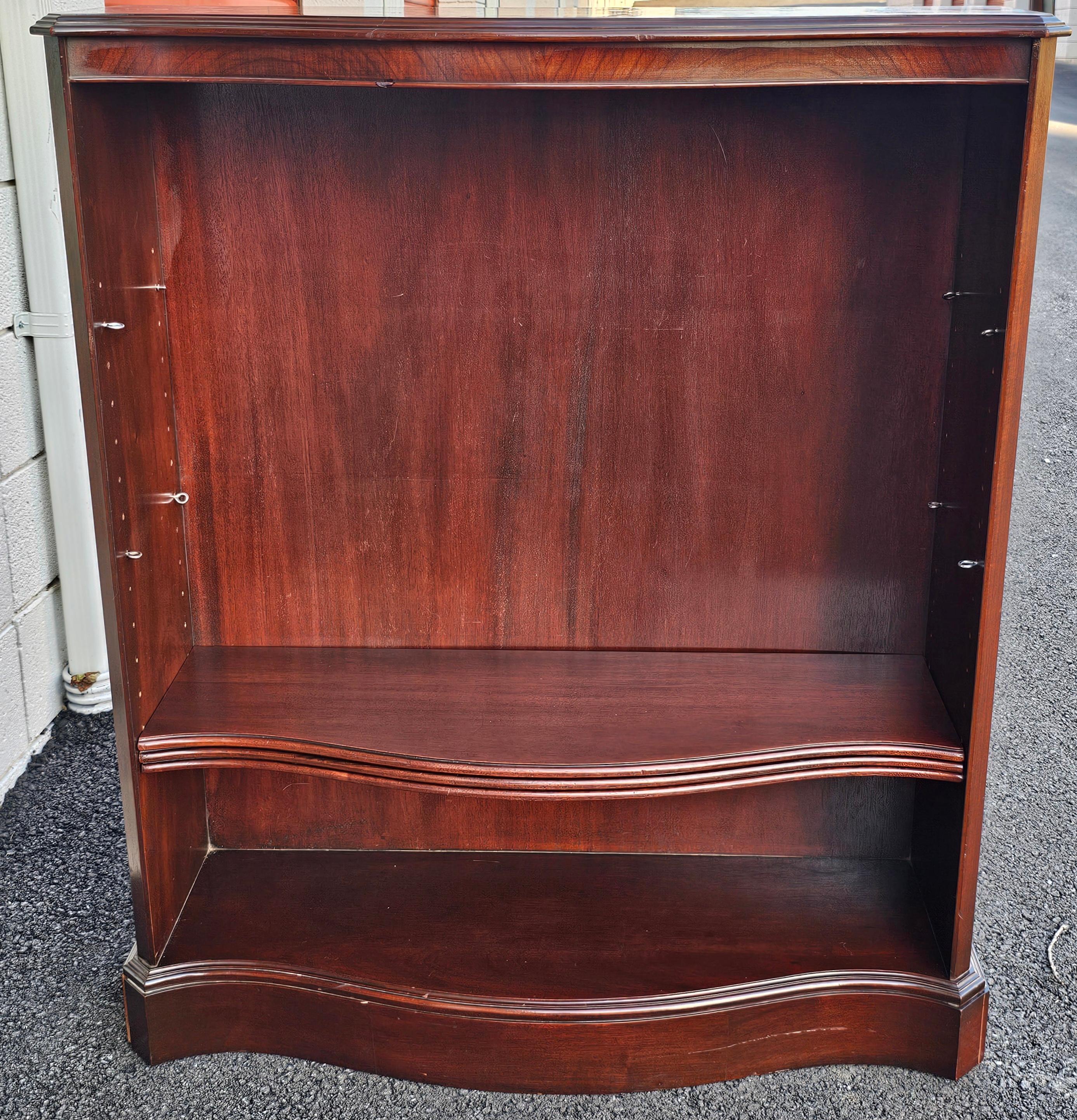 Mid-20th Century Federal Style Solid Mahogany Medium Size Serpentine Bookcase For Sale 5