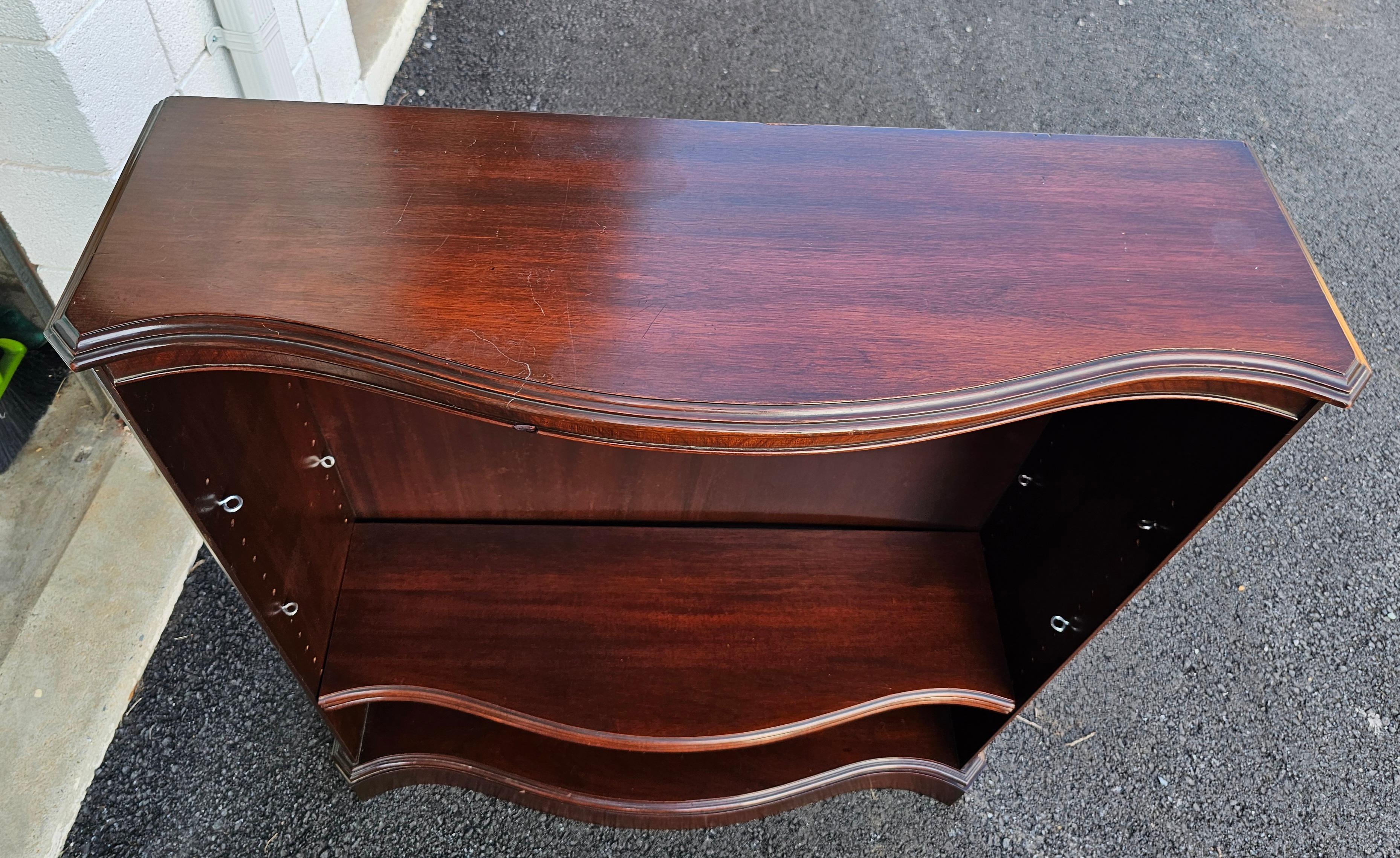 Mid-20th Century Federal Style Solid Mahogany Medium Size Serpentine Bookcase For Sale 7