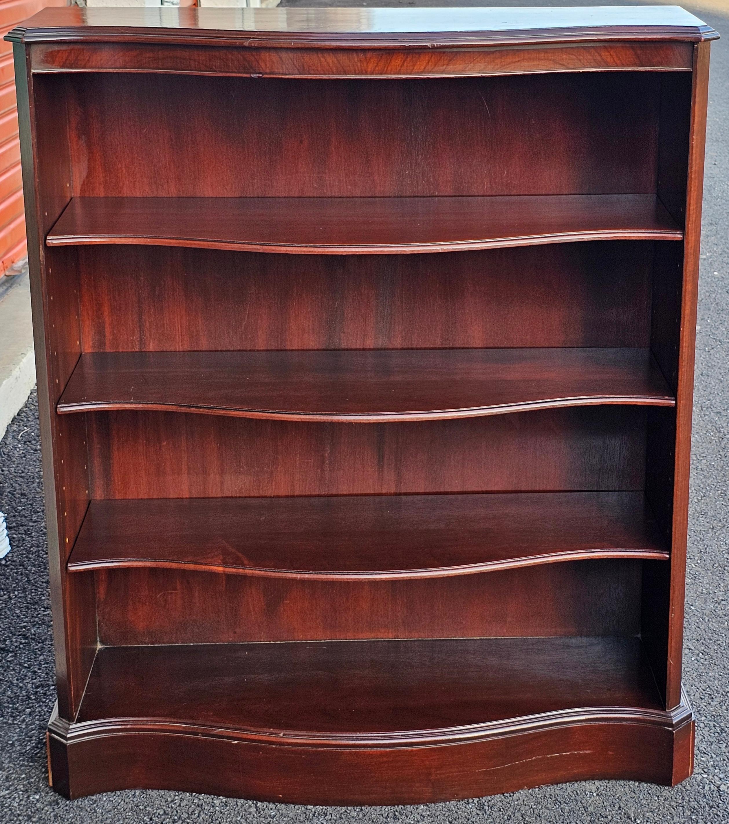 Mid-20th Century Federal Style Solid Mahogany Medium Size Serpentine Bookcase In Good Condition For Sale In Germantown, MD