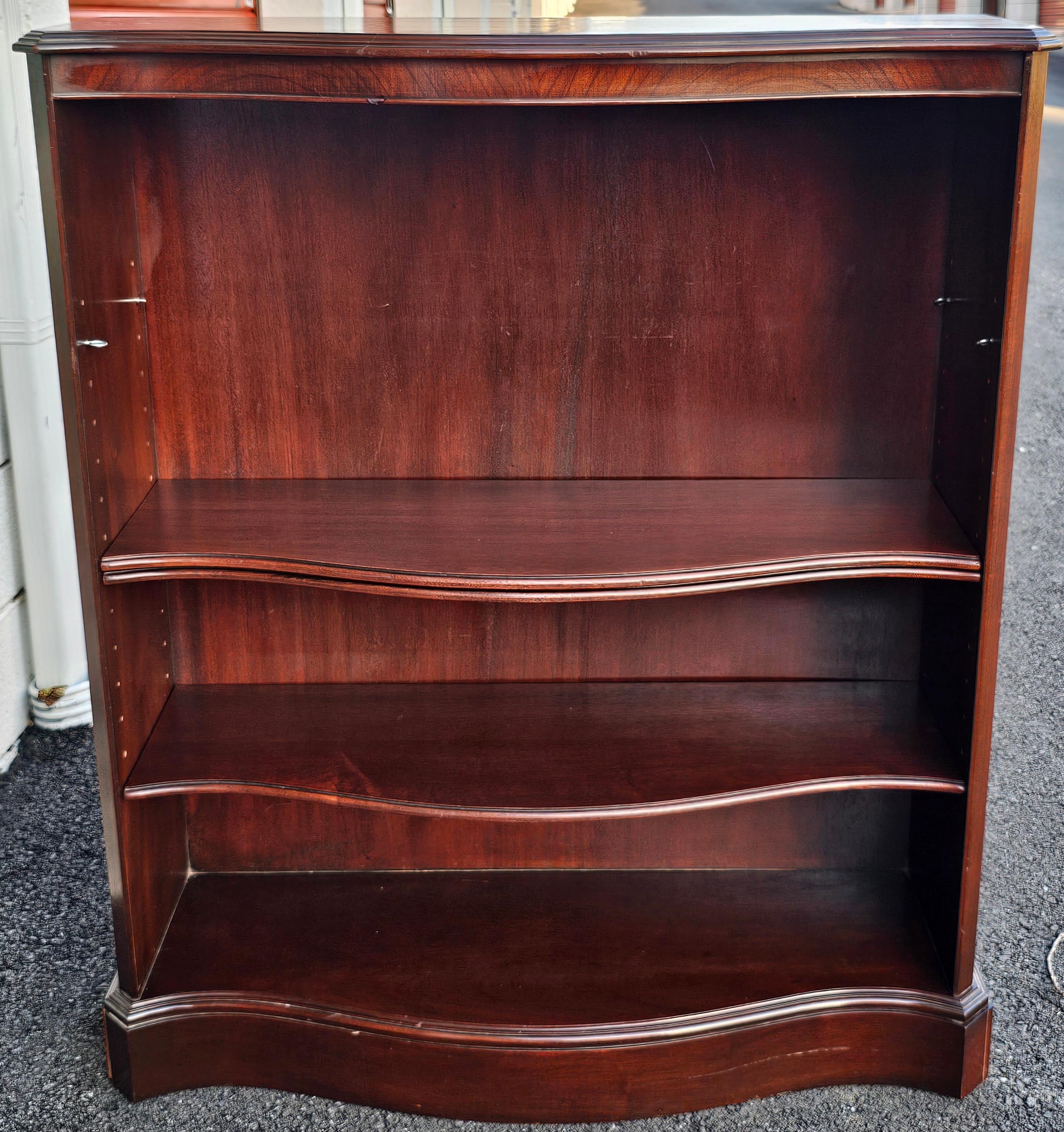 Mid-20th Century Federal Style Solid Mahogany Medium Size Serpentine Bookcase For Sale 4