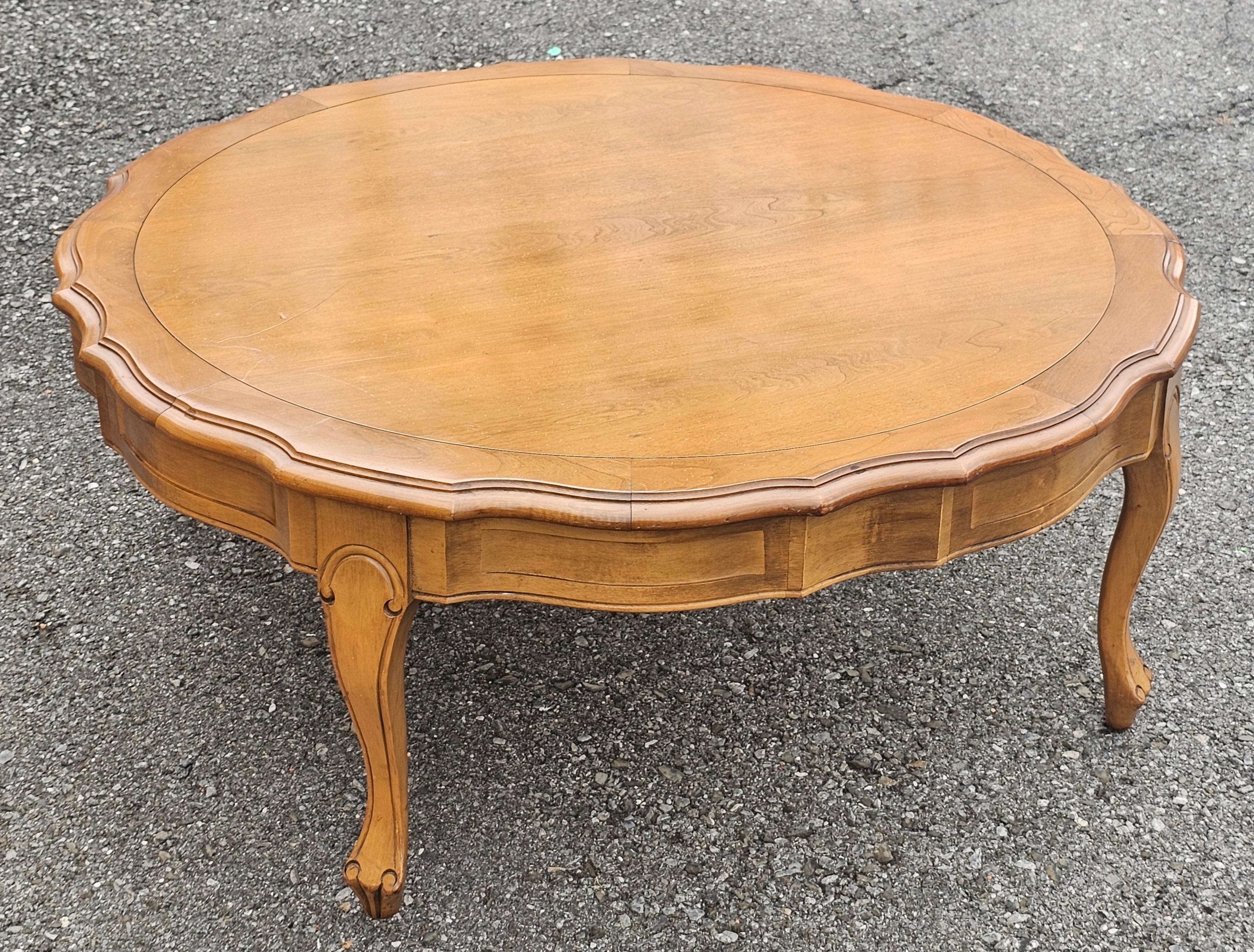 Table basse provinciale Fench du milieu du 20e siècle Bon état - En vente à Germantown, MD