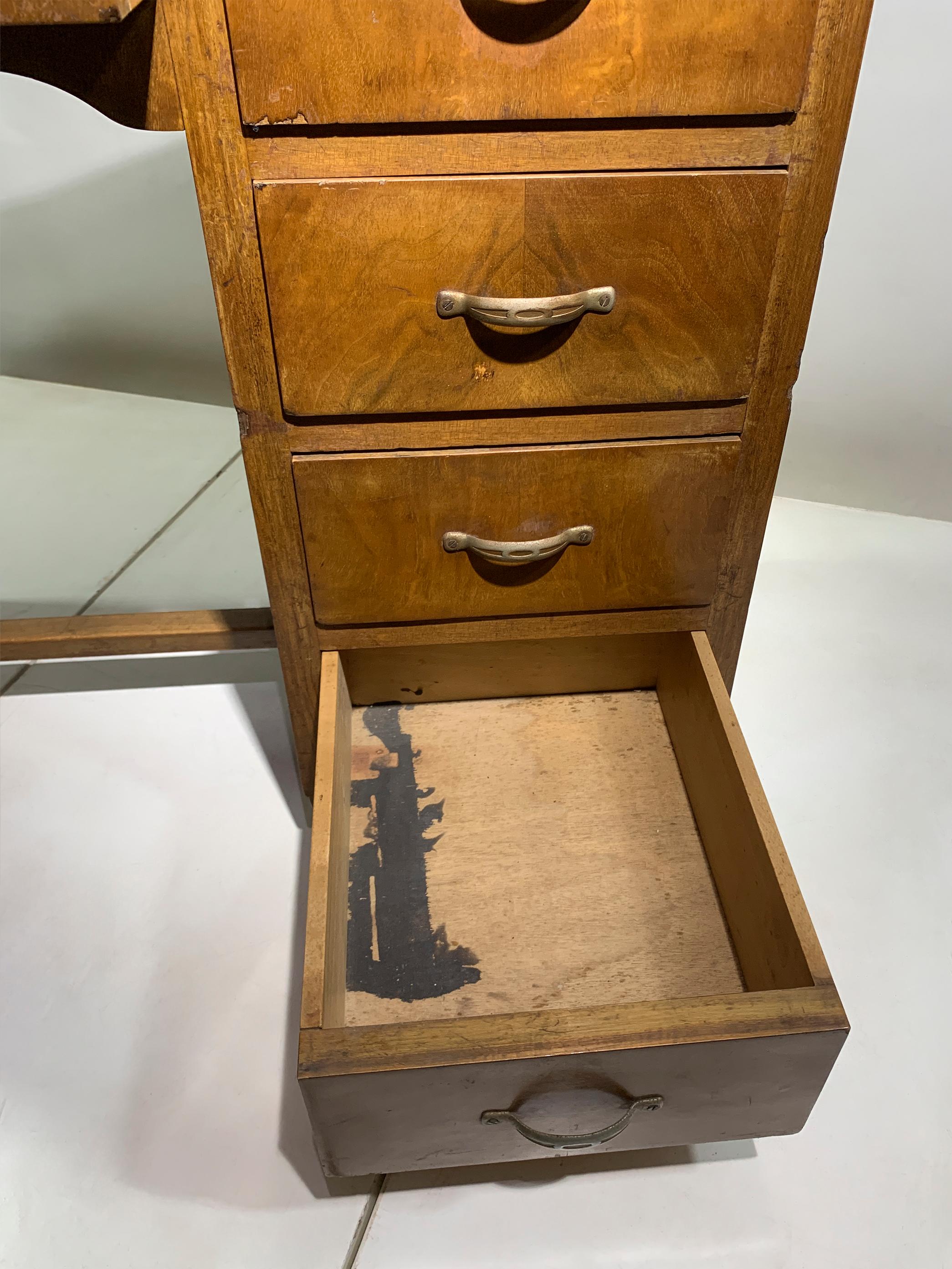 Schreibtisch aus Nussbaumholz mit fünf Schubladen, Mitte 20. Jahrhundert, um 1940 im Angebot 5
