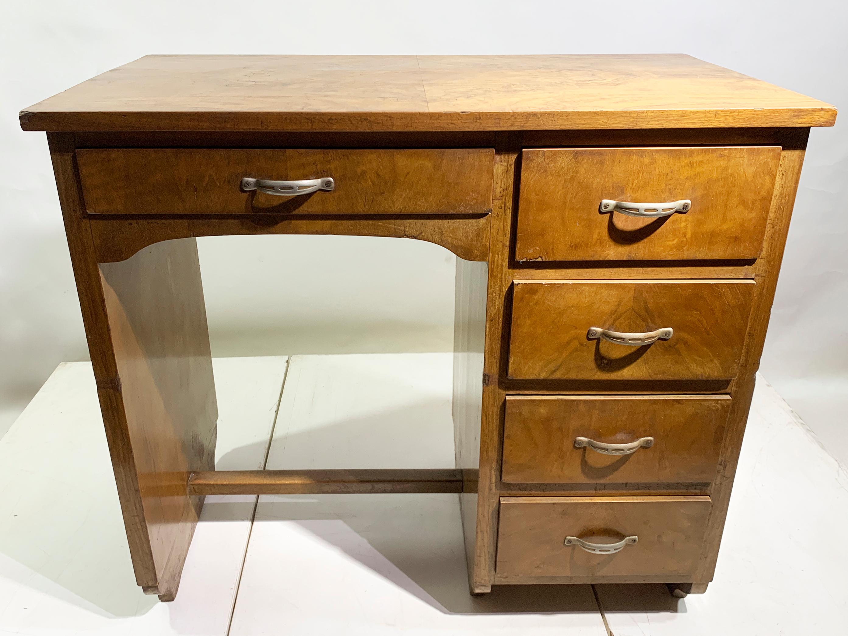 Entdecken Sie die zeitlose Anziehungskraft dieses charmanten Vintage-Schreibtischs, ein Musterbeispiel für das Design der Mitte des 20. Jahrhunderts. Dieses Stück verbindet mühelos die klassische Form mit praktischer Funktionalität. Es zeichnet sich