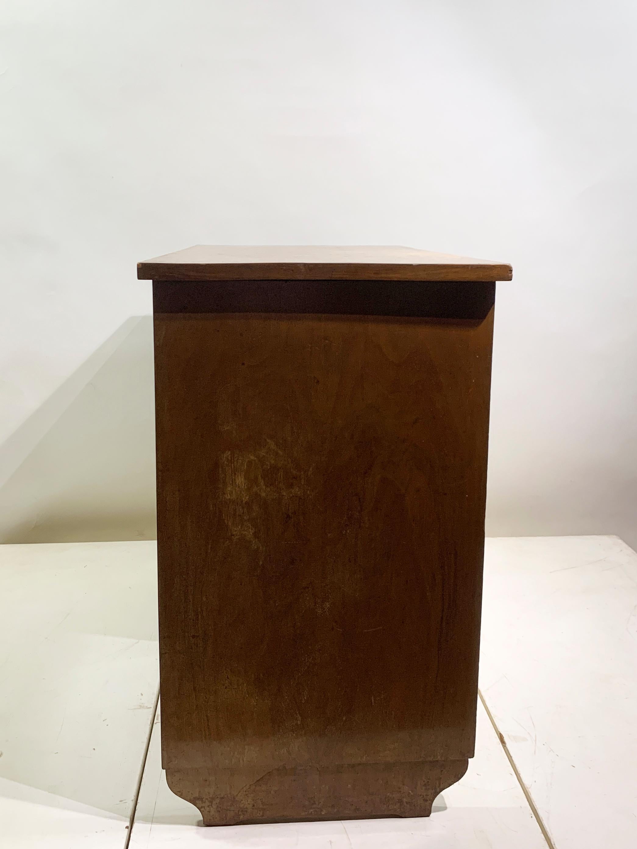 Schreibtisch aus Nussbaumholz mit fünf Schubladen, Mitte 20. Jahrhundert, um 1940 (Art déco) im Angebot