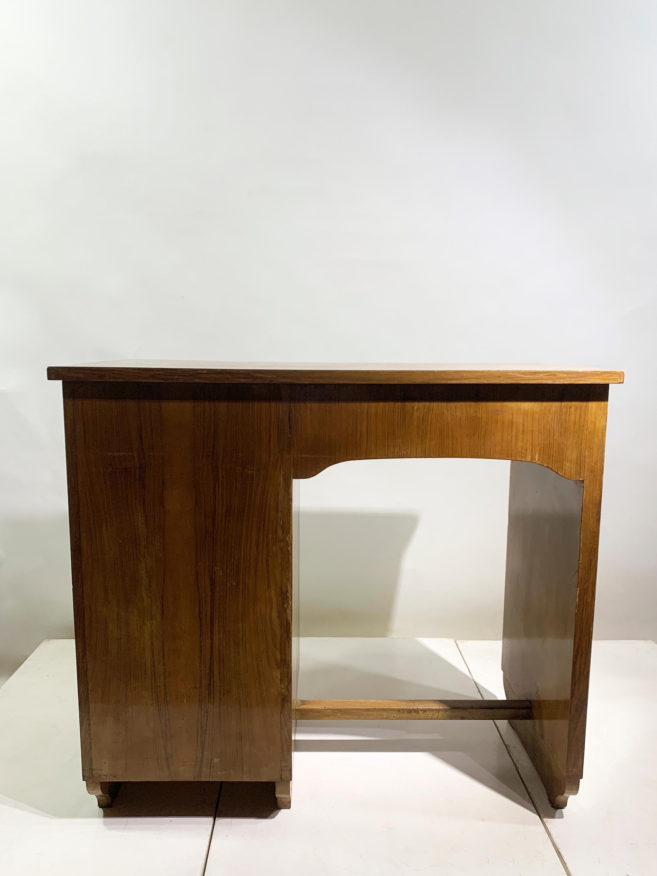 Schreibtisch aus Nussbaumholz mit fünf Schubladen, Mitte 20. Jahrhundert, um 1940 (Französisch) im Angebot