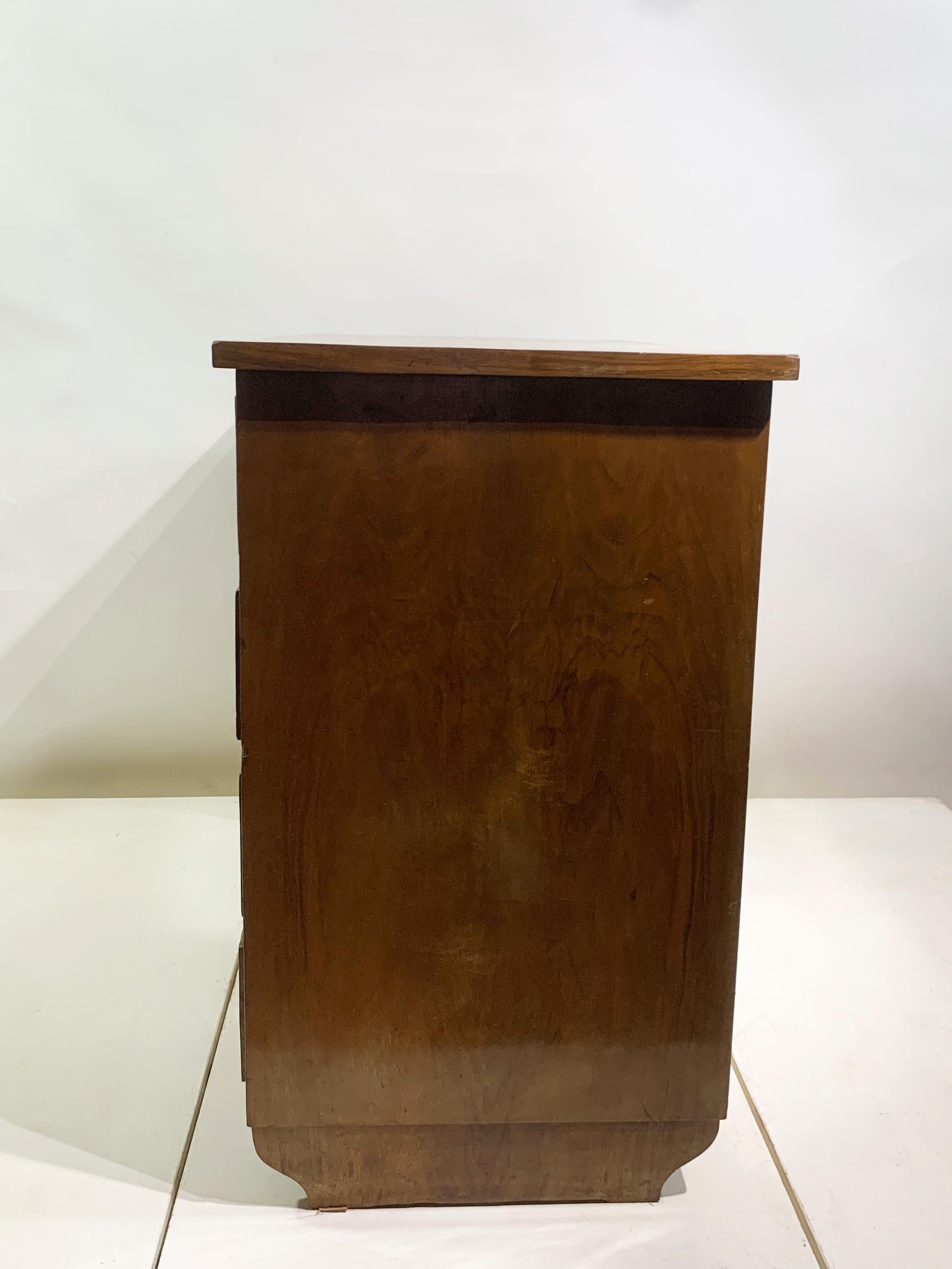 Schreibtisch aus Nussbaumholz mit fünf Schubladen, Mitte 20. Jahrhundert, um 1940 im Zustand „Gut“ im Angebot in Beirut, LB