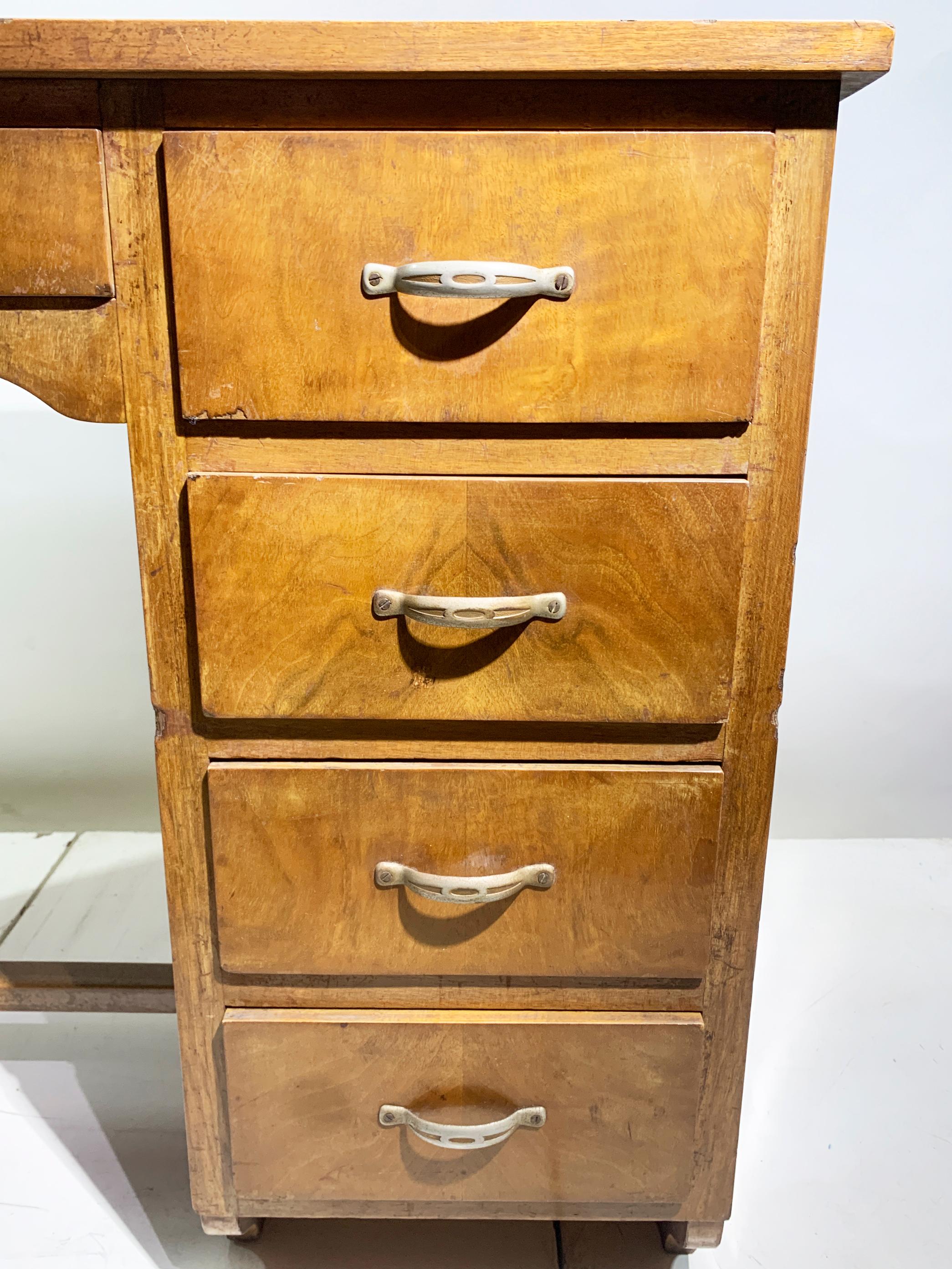 Schreibtisch aus Nussbaumholz mit fünf Schubladen, Mitte 20. Jahrhundert, um 1940 (Holz) im Angebot