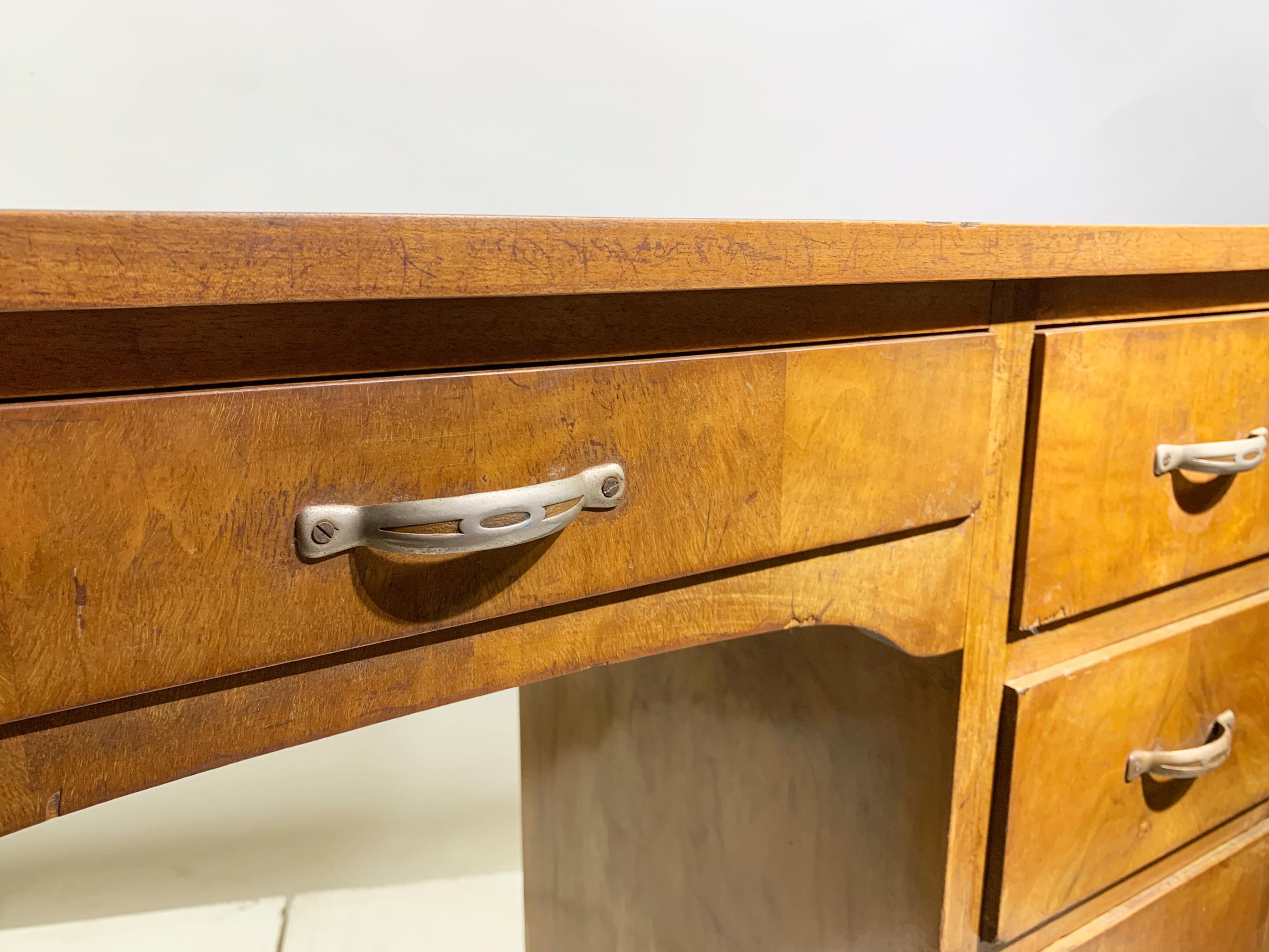 Schreibtisch aus Nussbaumholz mit fünf Schubladen, Mitte 20. Jahrhundert, um 1940 im Angebot 1