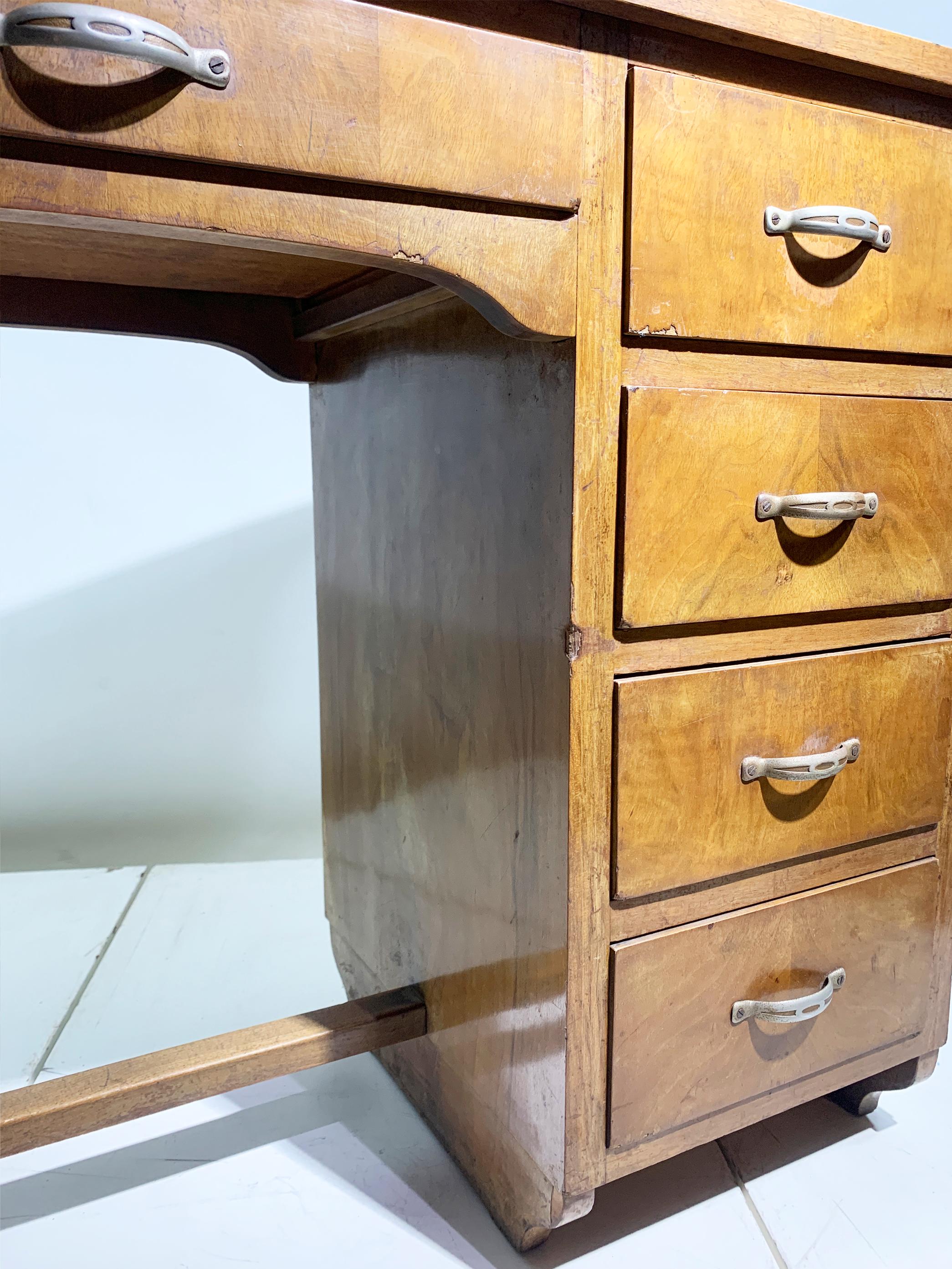 Schreibtisch aus Nussbaumholz mit fünf Schubladen, Mitte 20. Jahrhundert, um 1940 im Angebot 2