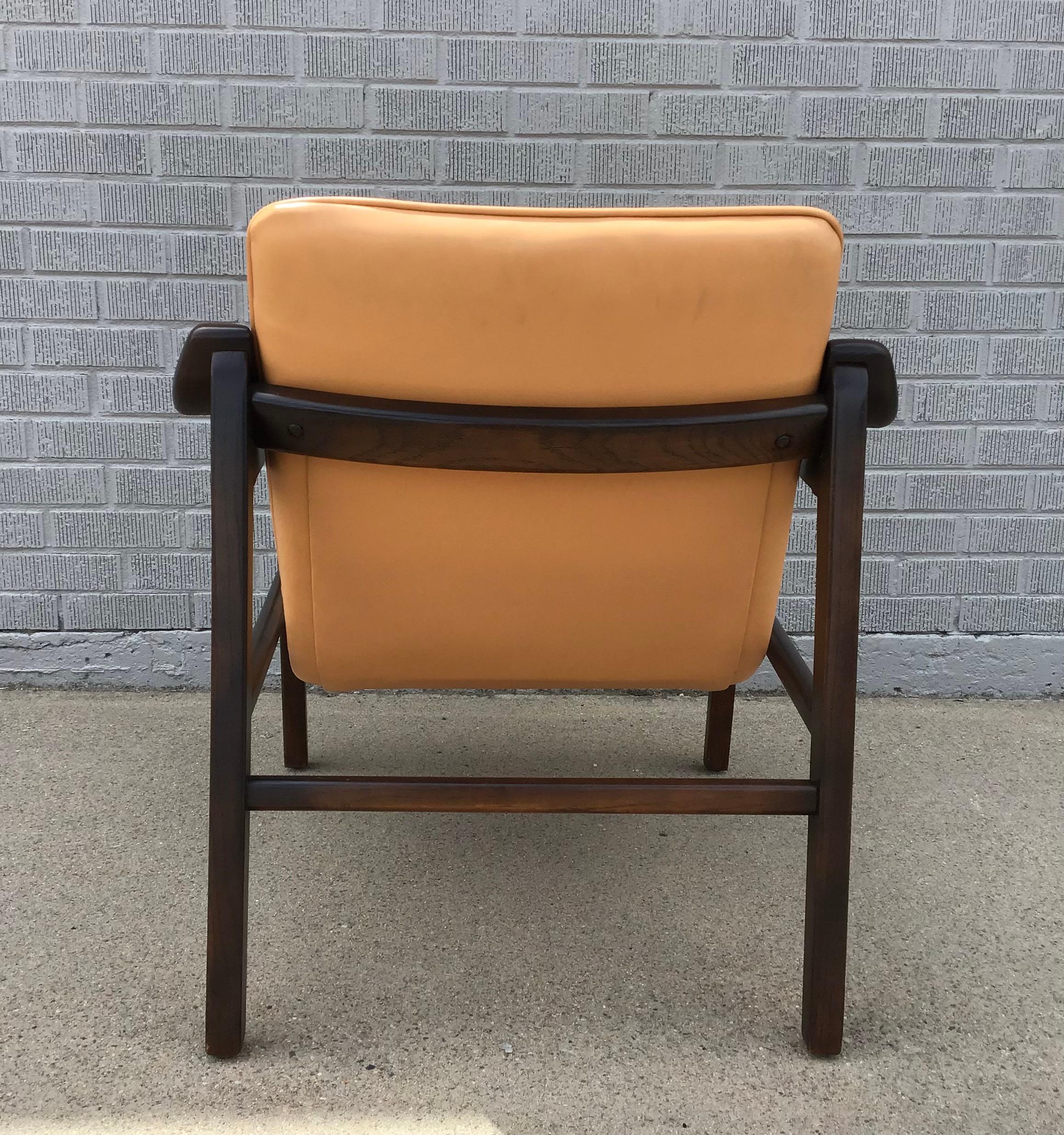 Imitation cuir Chaise de cheminée du milieu du 20e siècle attribuée à Tove & Edvard Kindt-Larsen en vente