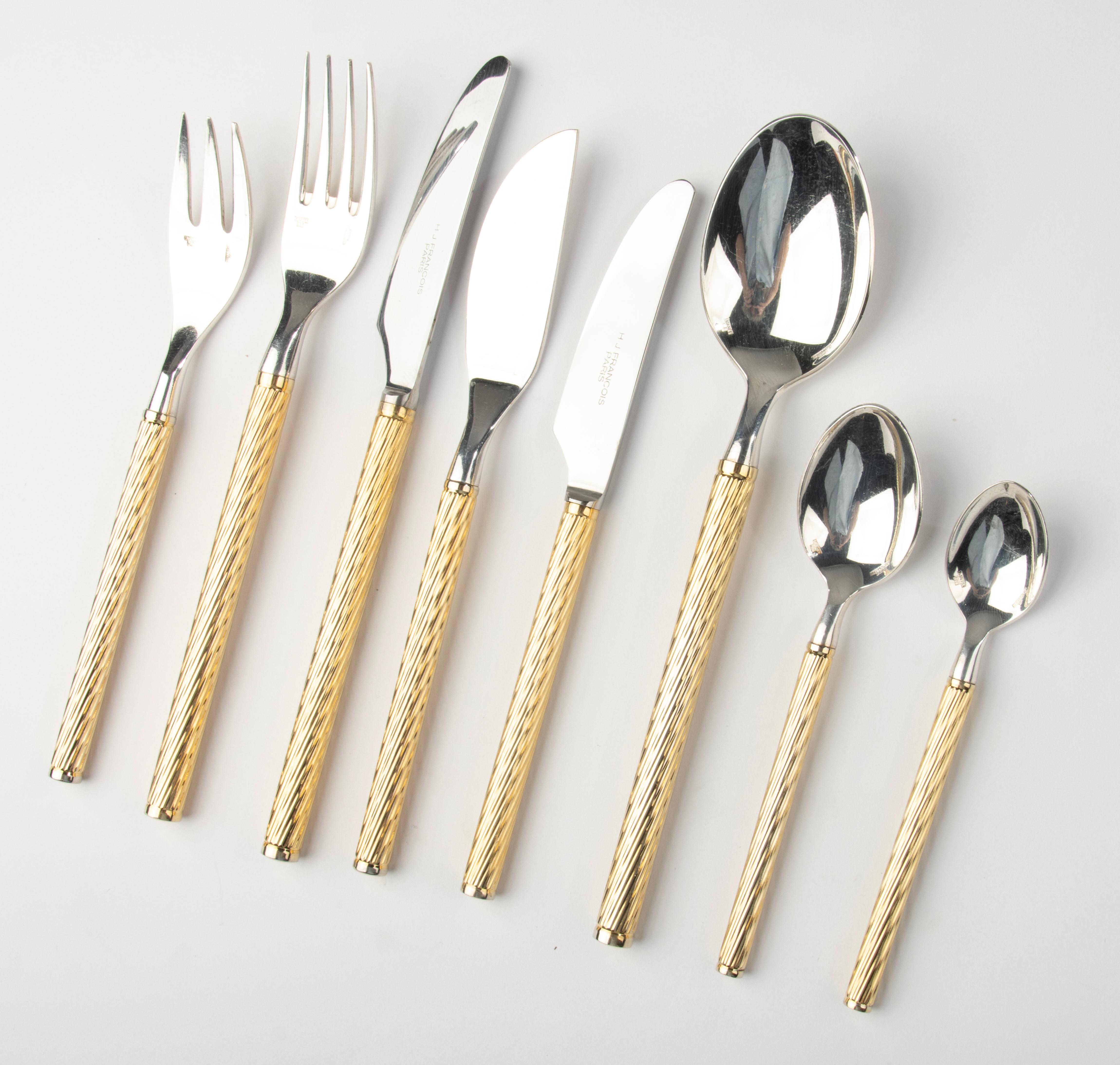 Un lujoso juego de cubiertos de 103 piezas del distinguido fabricante francés H.J. François Paris. Elaborado en una refinada combinación de tapas plateadas y asas retorcidas doradas, este diseño de mediados de siglo encarna la elegancia y la calidad