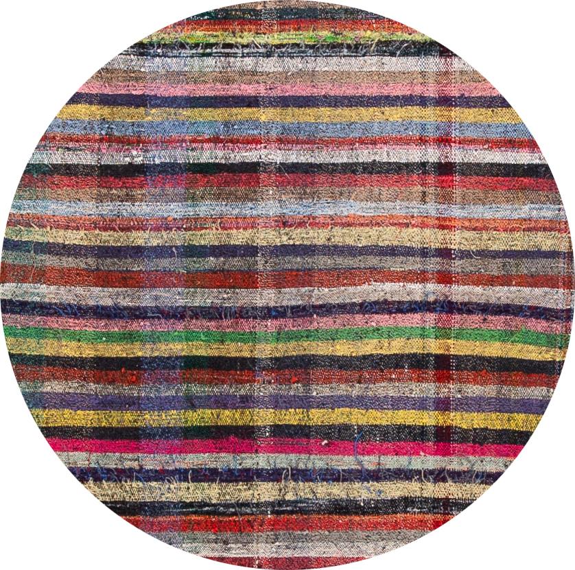 Ein schöner Flachgewebe-Läufer aus der Mitte des 20. Jahrhunderts mit einem mehrfarbigen Allover-Motiv. Dieses Stück hat feine Details, tolle Farben und ein schönes Streifendesign. Es wäre die perfekte Ergänzung für Ihr Zuhause.
Dieser Teppich