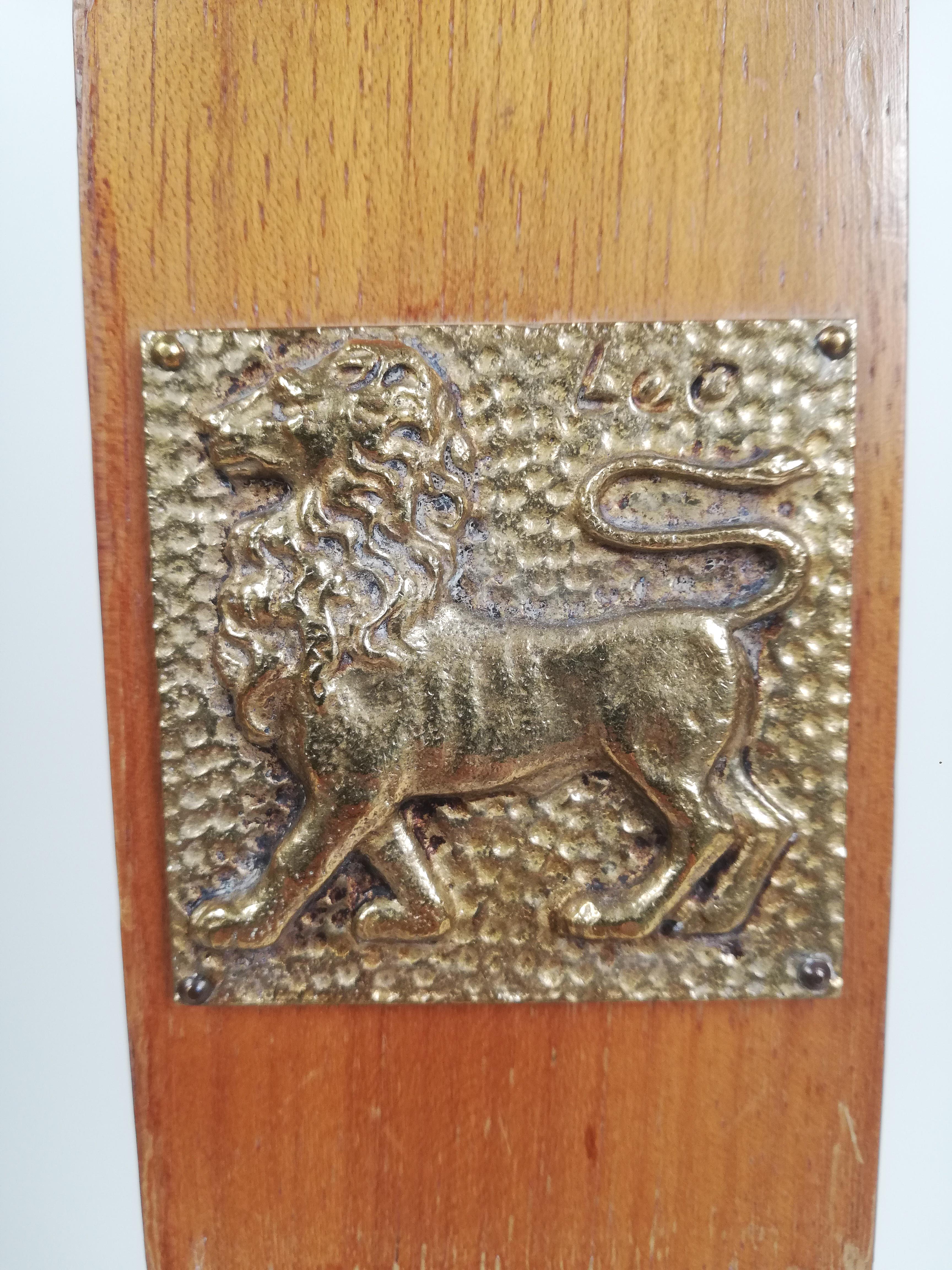 Lámpara de pie de mediados del siglo XX en madera maciza, mármol italiano y decoración de signos del zodiaco en venta 4