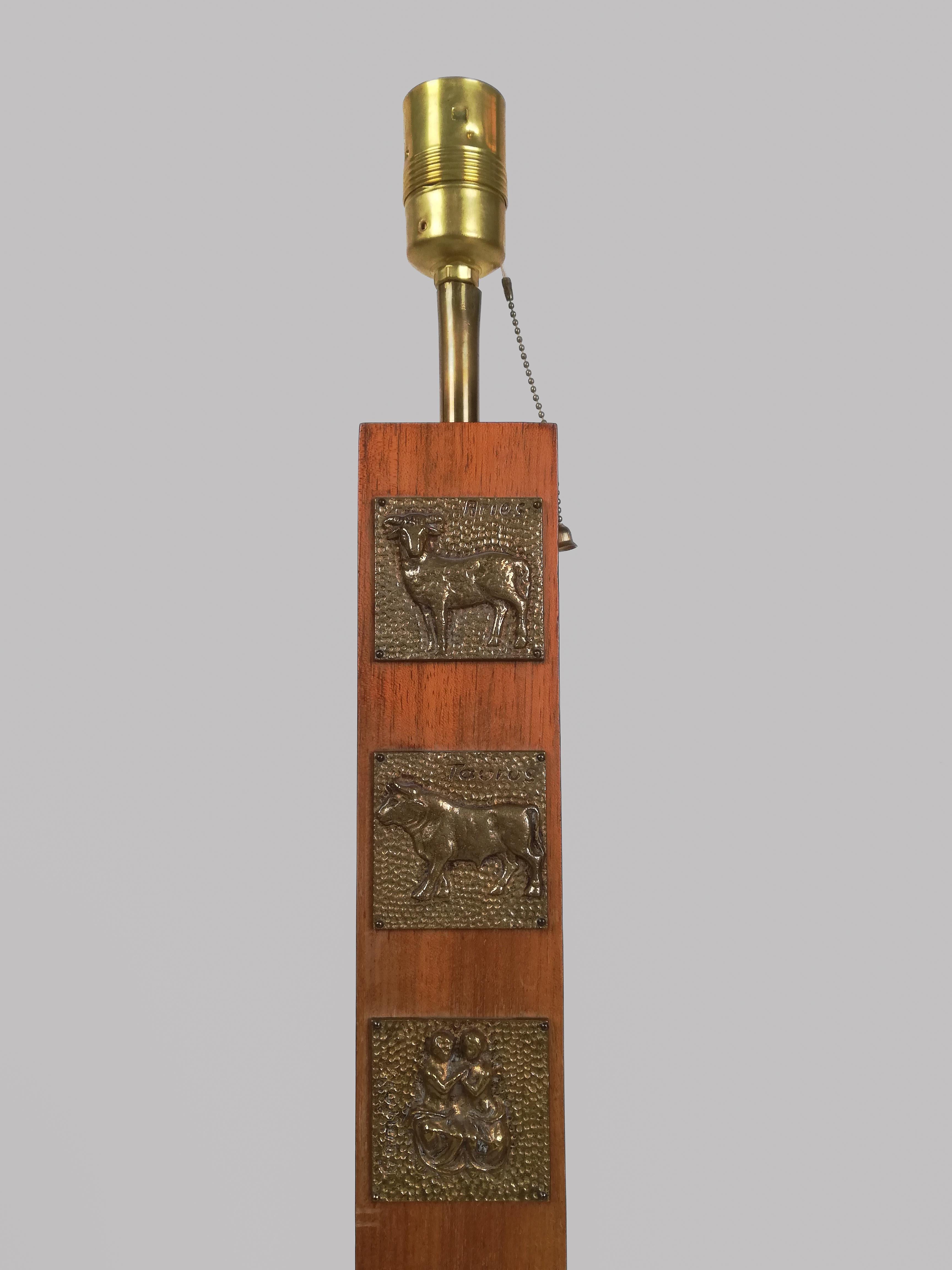 Lámpara de pie de mediados del siglo XX en madera maciza, mármol italiano y decoración de signos del zodiaco en venta 5