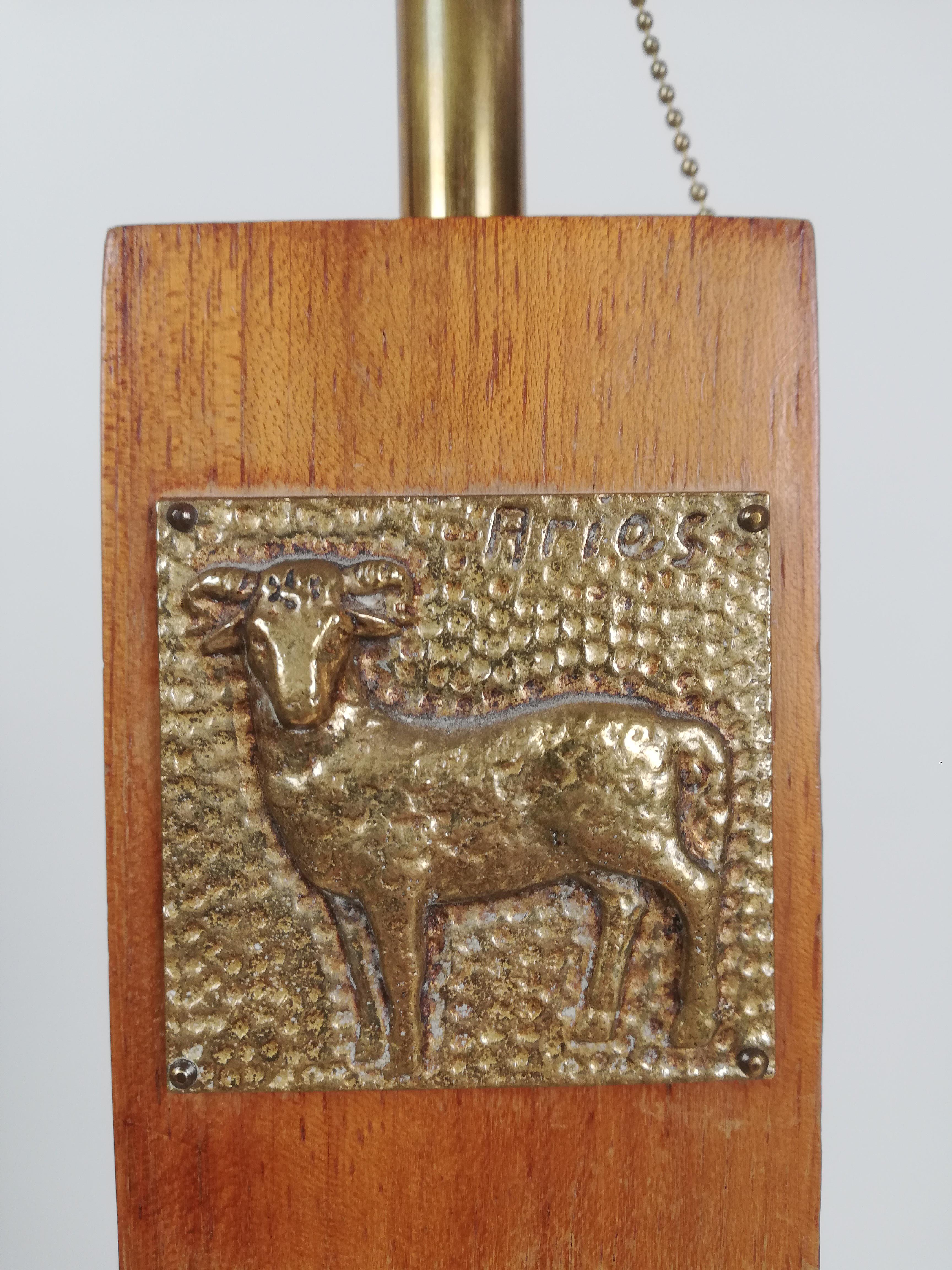 Lámpara de pie de mediados del siglo XX en madera maciza, mármol italiano y decoración de signos del zodiaco en venta 6