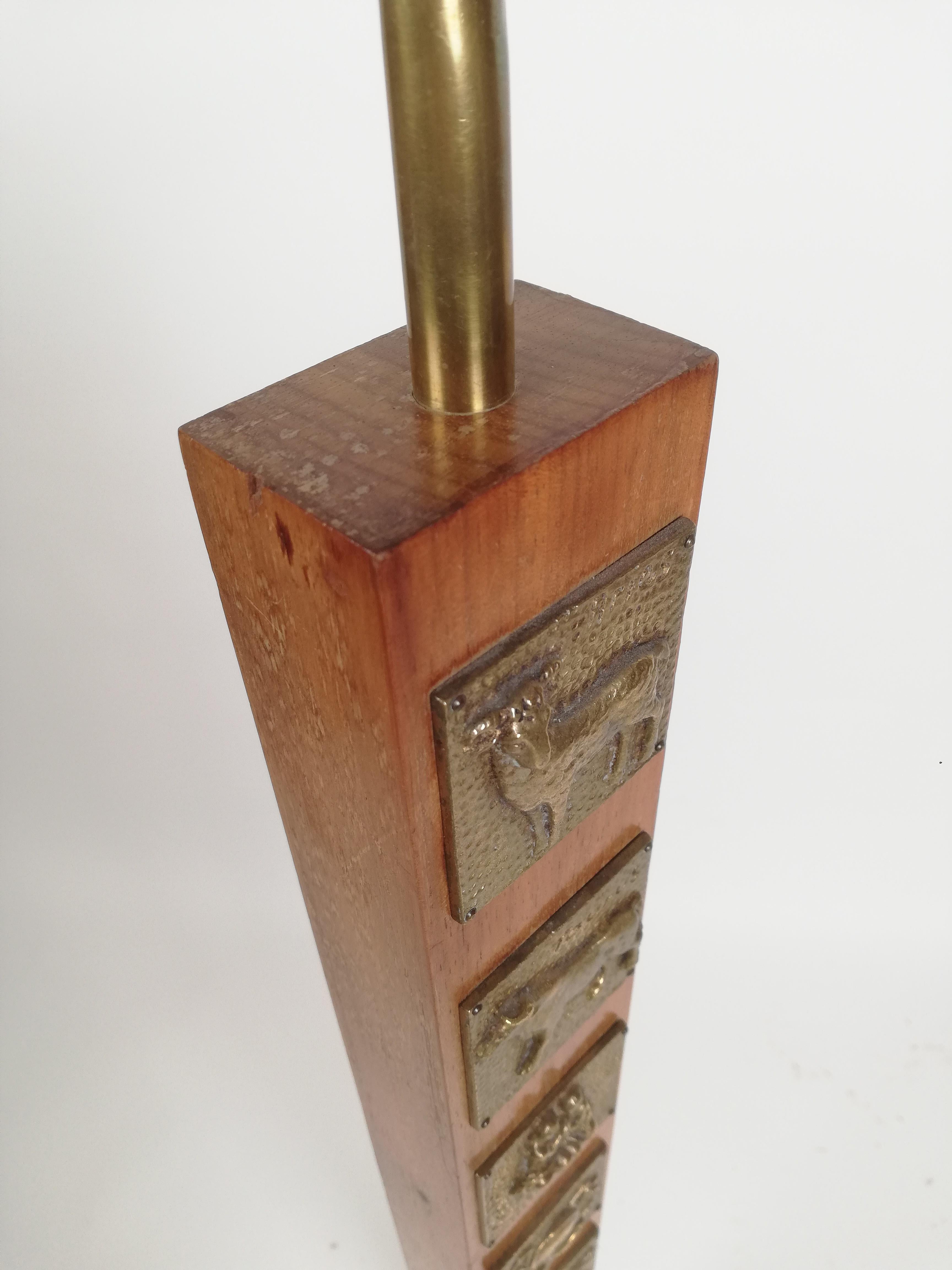 Lámpara de pie de mediados del siglo XX en madera maciza, mármol italiano y decoración de signos del zodiaco en venta 8