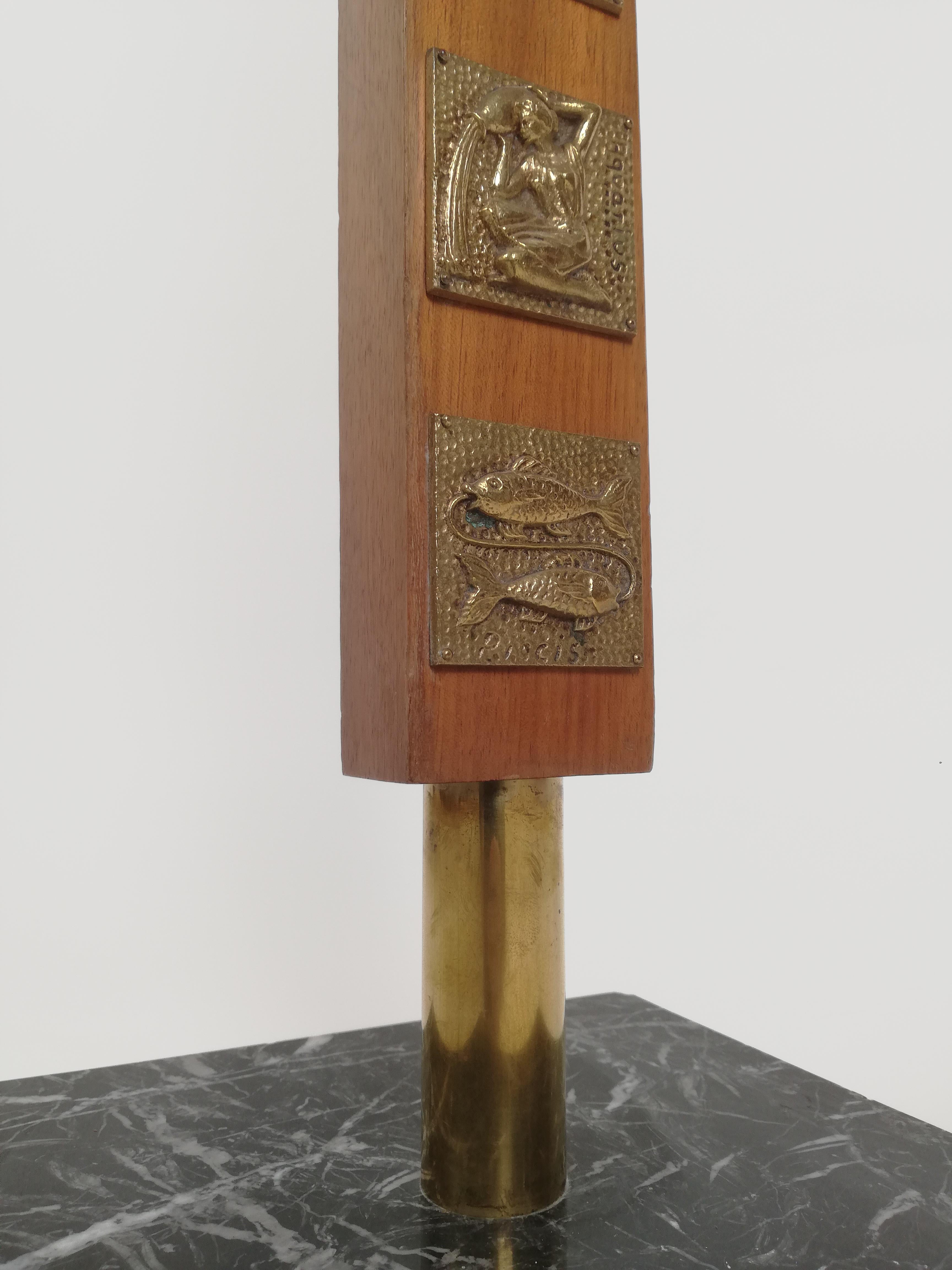 Lámpara de pie de mediados del siglo XX en madera maciza, mármol italiano y decoración de signos del zodiaco Moderno de mediados de siglo en venta
