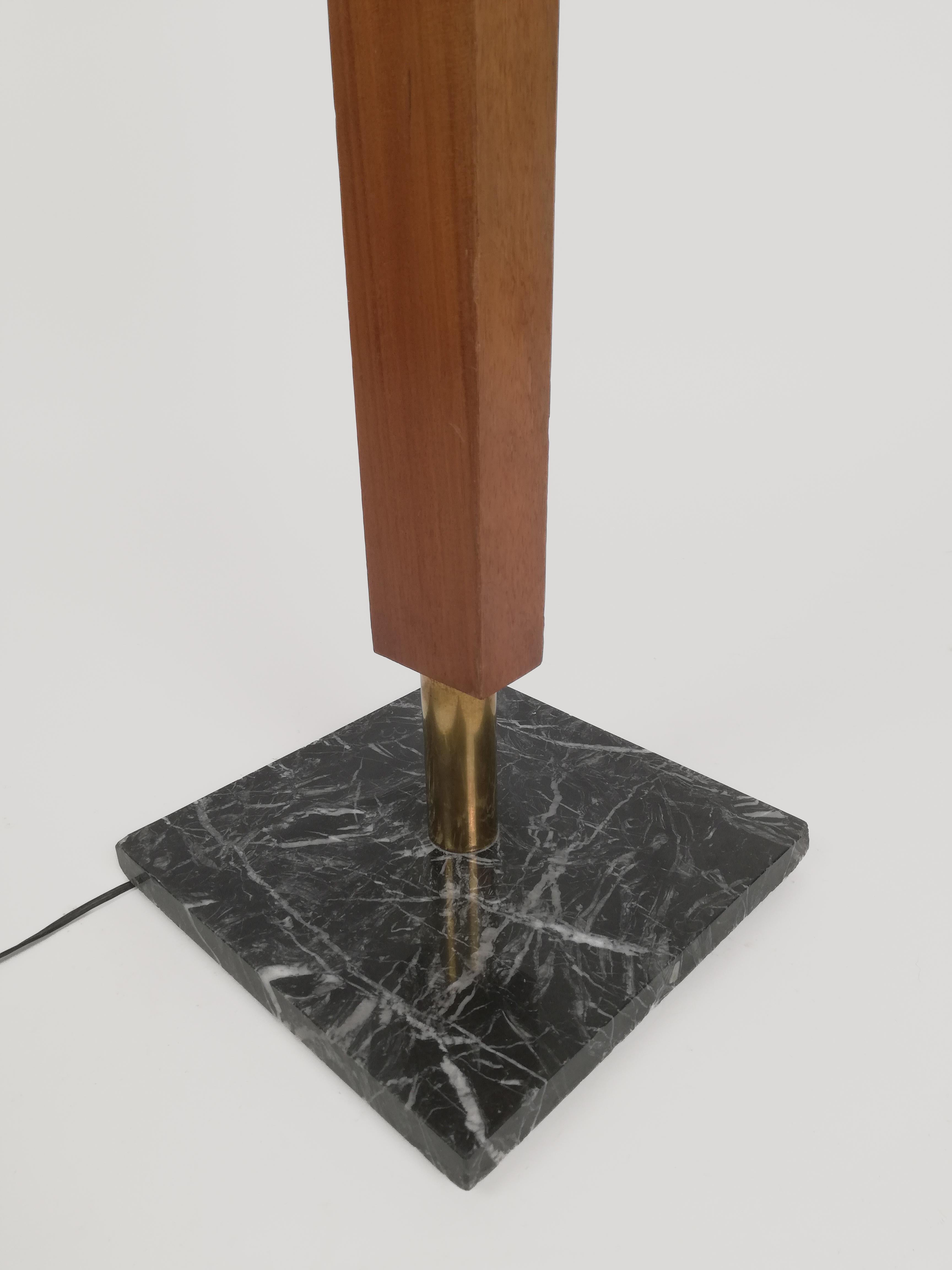 Lámpara de pie de mediados del siglo XX en madera maciza, mármol italiano y decoración de signos del zodiaco Italiano en venta
