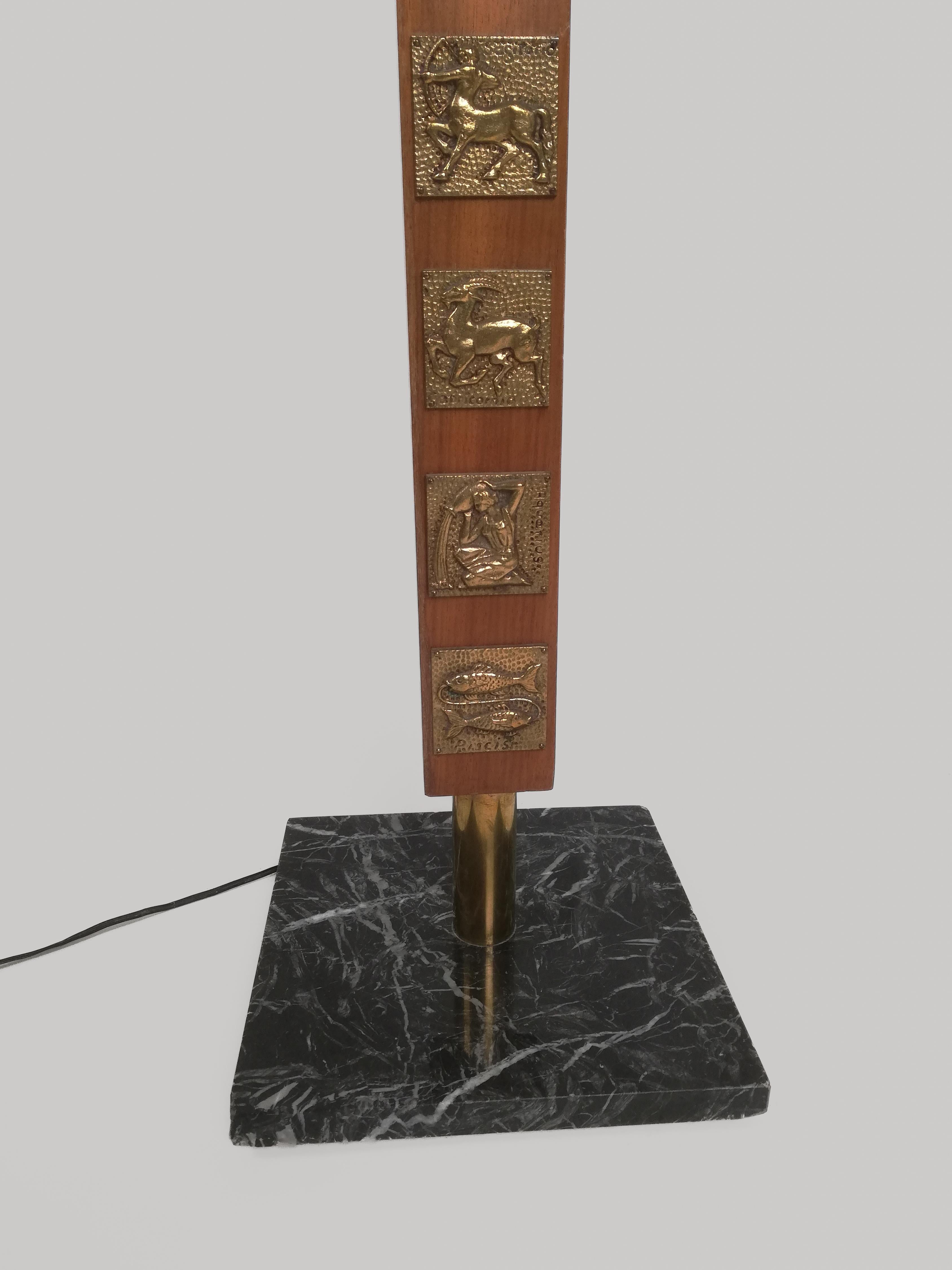 Lámpara de pie de mediados del siglo XX en madera maciza, mármol italiano y decoración de signos del zodiaco en Bueno estado para la venta en Roma, IT