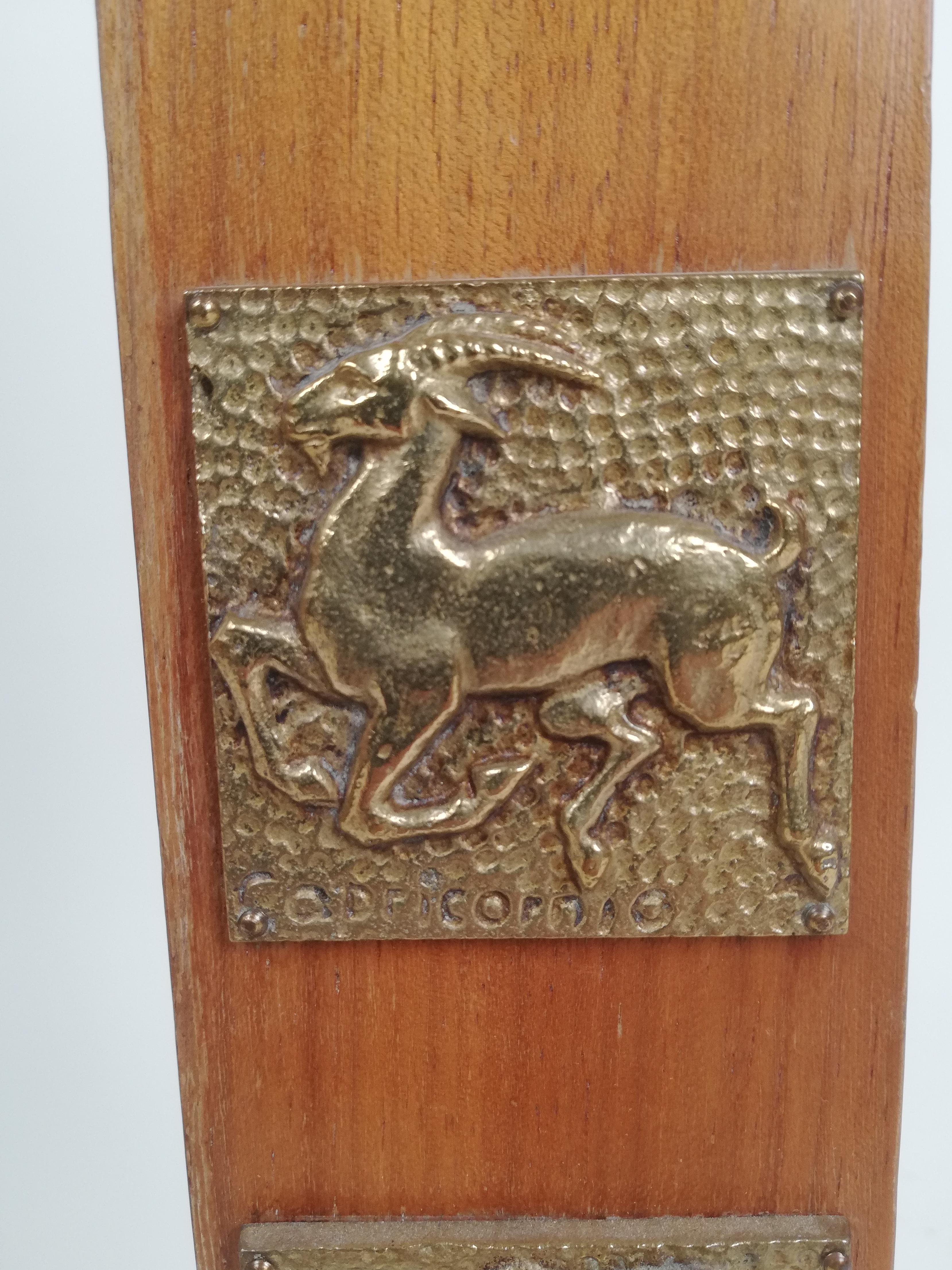 Lámpara de pie de mediados del siglo XX en madera maciza, mármol italiano y decoración de signos del zodiaco Latón en venta