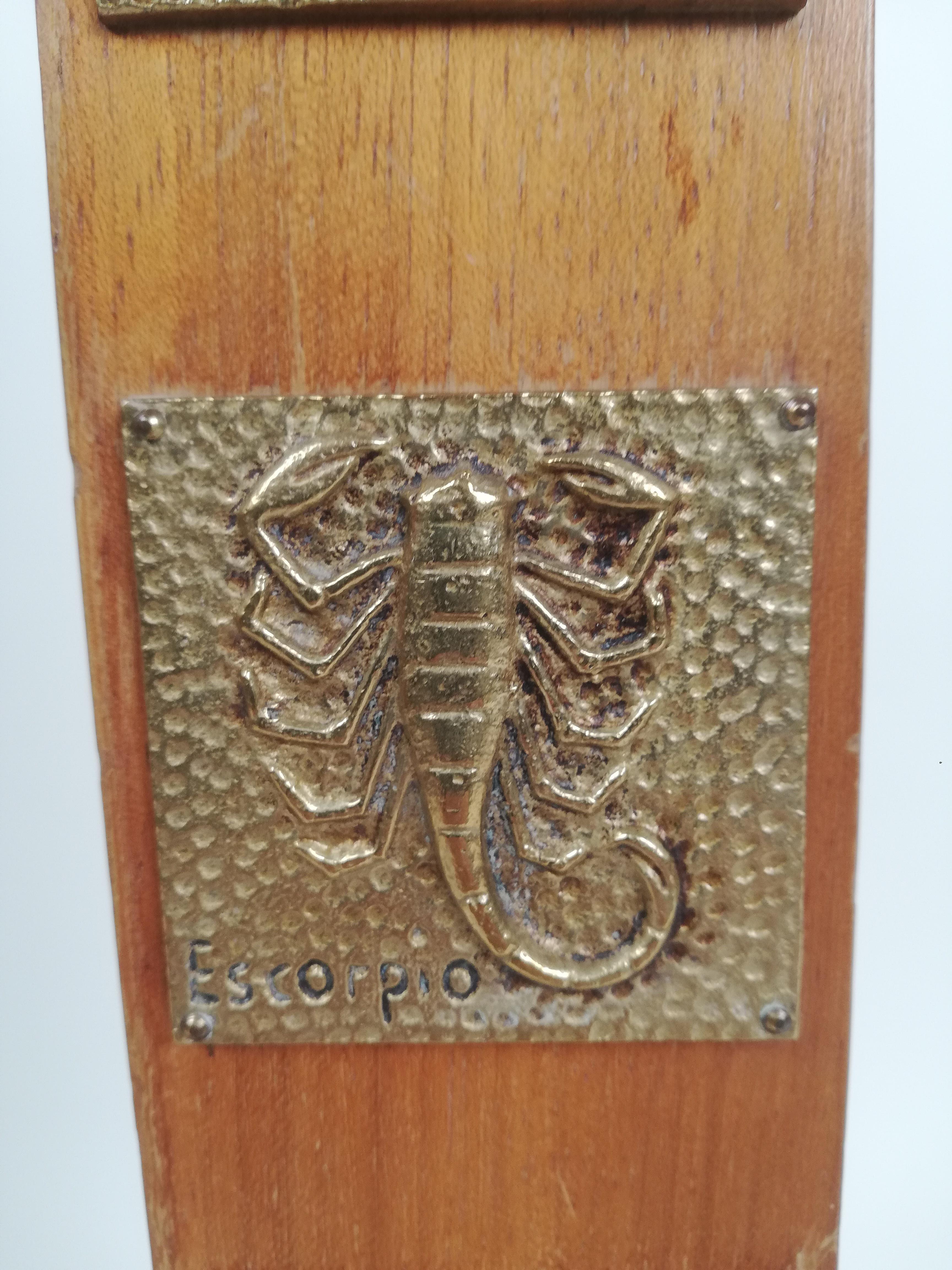 Lámpara de pie de mediados del siglo XX en madera maciza, mármol italiano y decoración de signos del zodiaco en venta 1