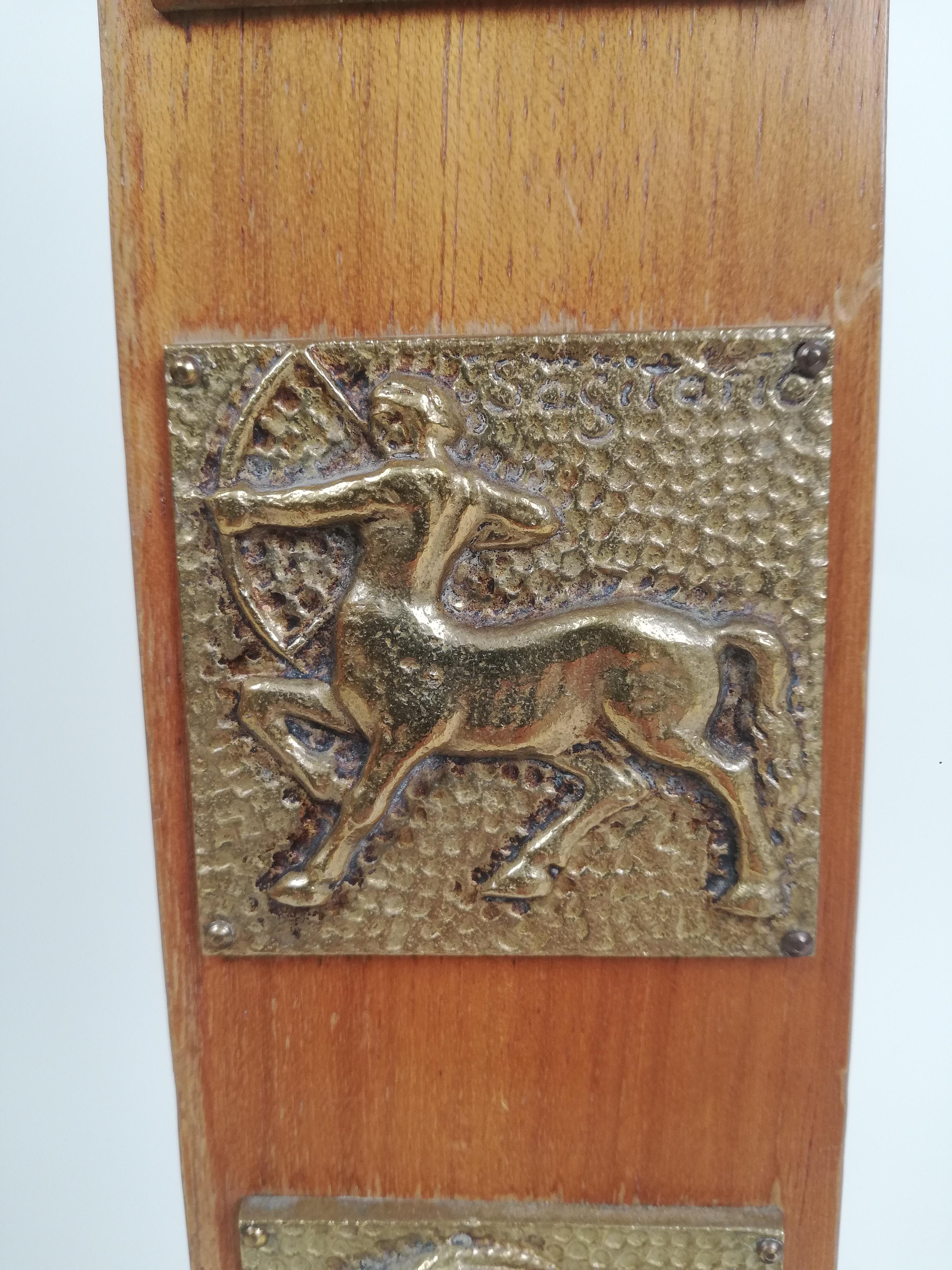 Lámpara de pie de mediados del siglo XX en madera maciza, mármol italiano y decoración de signos del zodiaco en venta 2